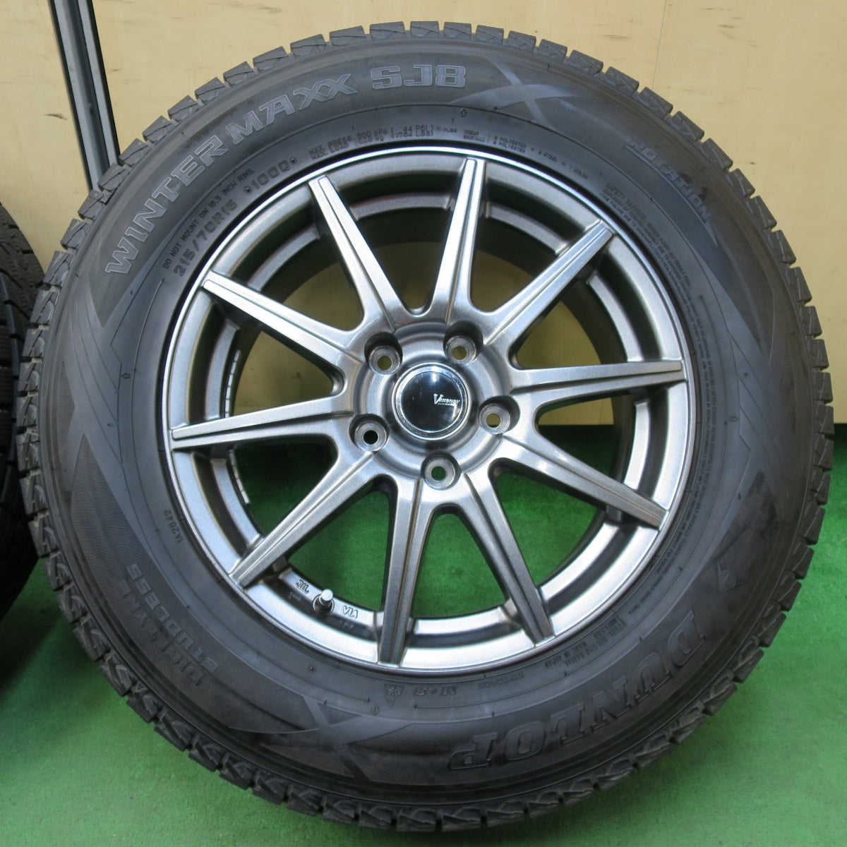[送料無料] バリ溝！キレイ！9.5分以上★スタッドレス 215/70R16 ダンロップ ウインターマックス SJ8 VEMOTION 16インチ PCD114.3/5H★4120607イス