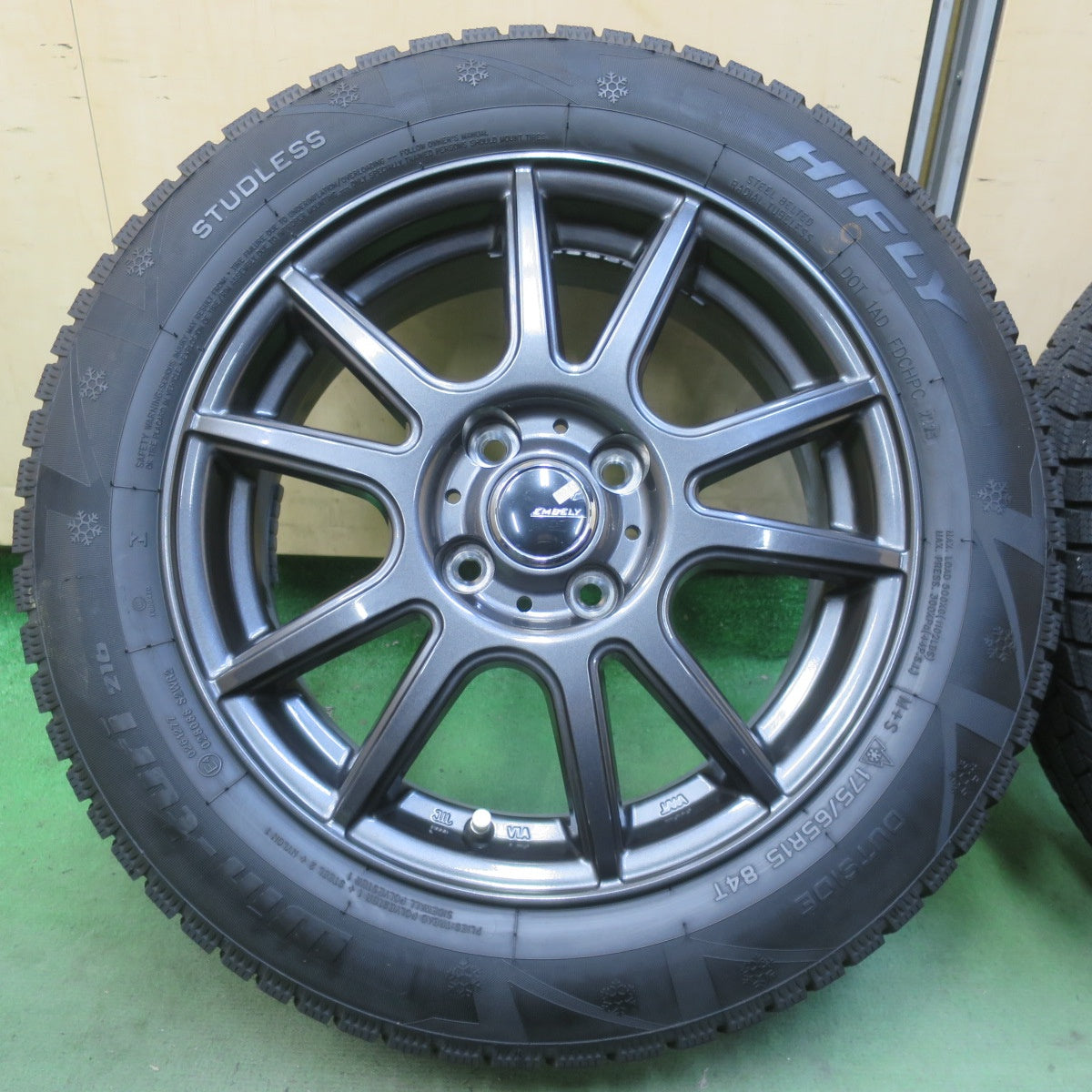 バリ溝！25年！キレイ！9.5分以上◎スタッドレス 175/65R15 ハイフライ Win-turi 216 EMBELY S10 エンベリー 15インチ PCD100/4H◎6093003イス