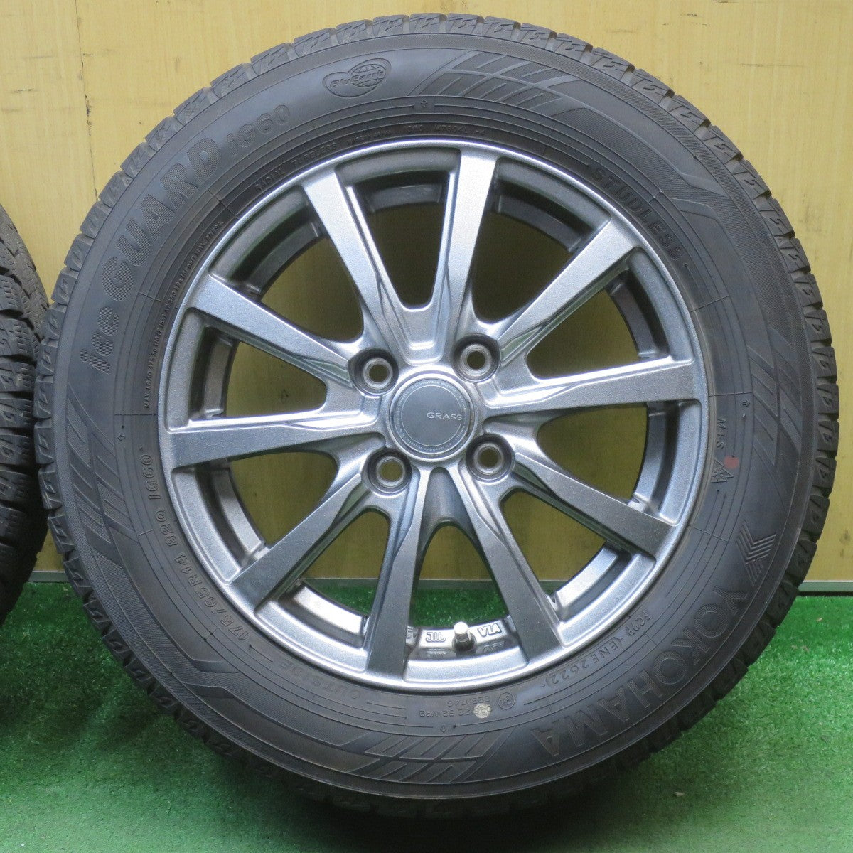 バリ溝！22年！キレイ！9分★スタッドレス 175/65R14 ヨコハマ アイスガード iG60 GRASS グラス 14インチ PCD100/4H★6052606NJス