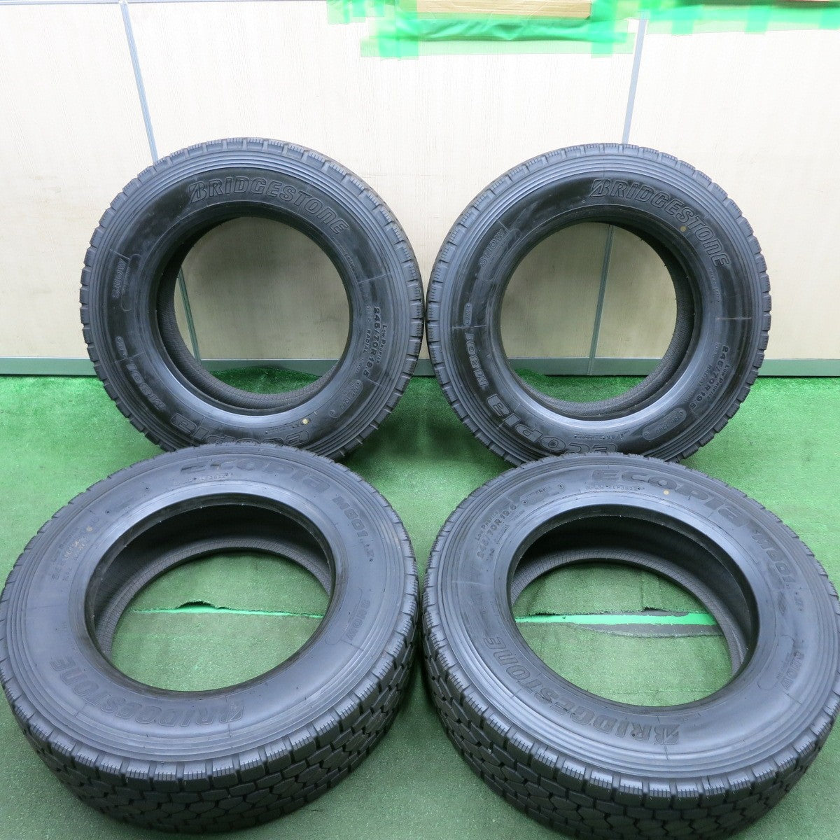 *送料無料* 新車外し！22年！ほぼ未使用★トラック タイヤ 245/70R19.5 136/134J ブリヂストン エコピア M801Ⅱ ミックス 19.5インチ★4071001HAノタ