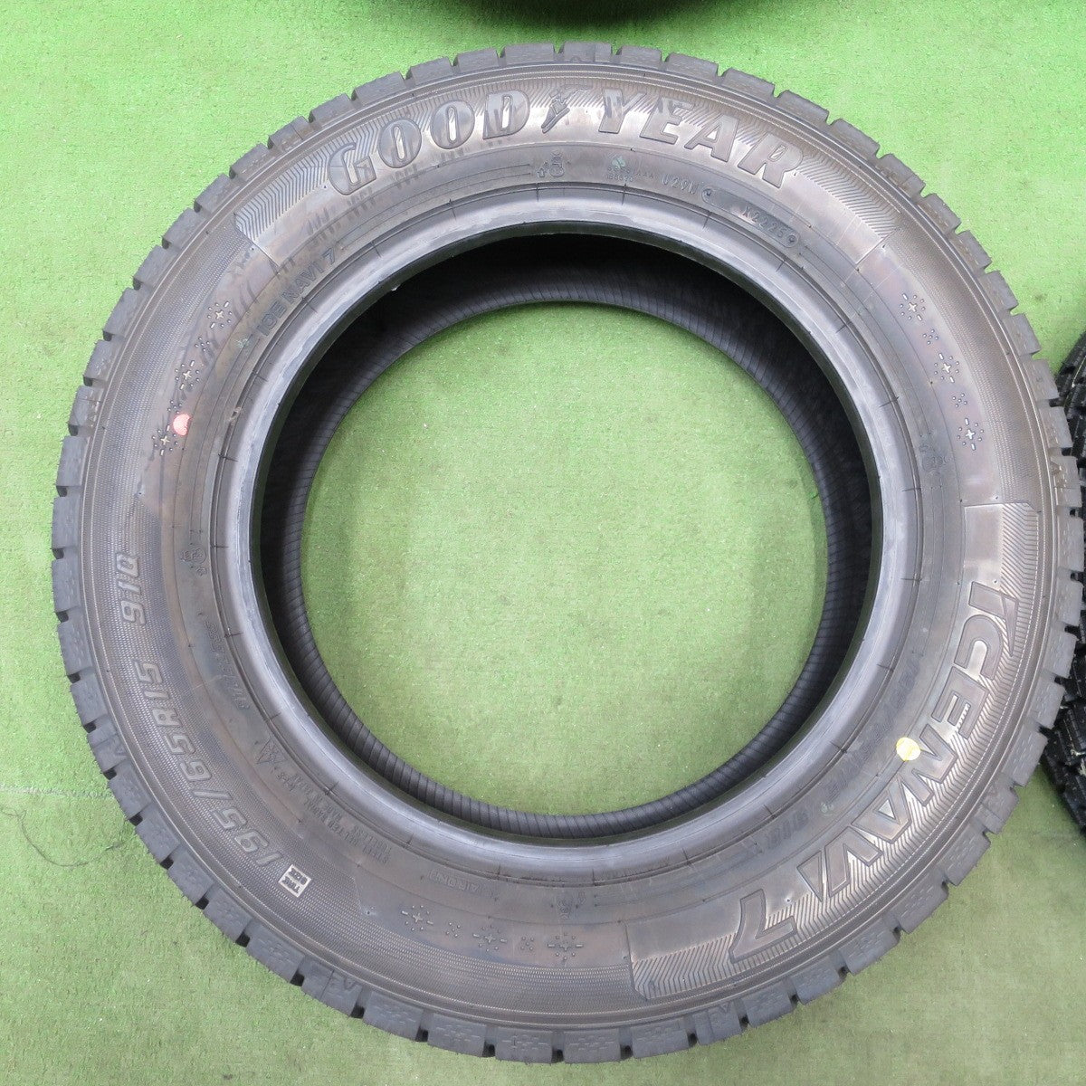 未使用！25年★スタッドレス 195/65R15 グッドイヤー アイスナビ7 タイヤ 15インチ プリウス ノア ヴォクシー ステップワゴン セレナ 等★6041302NGスタ