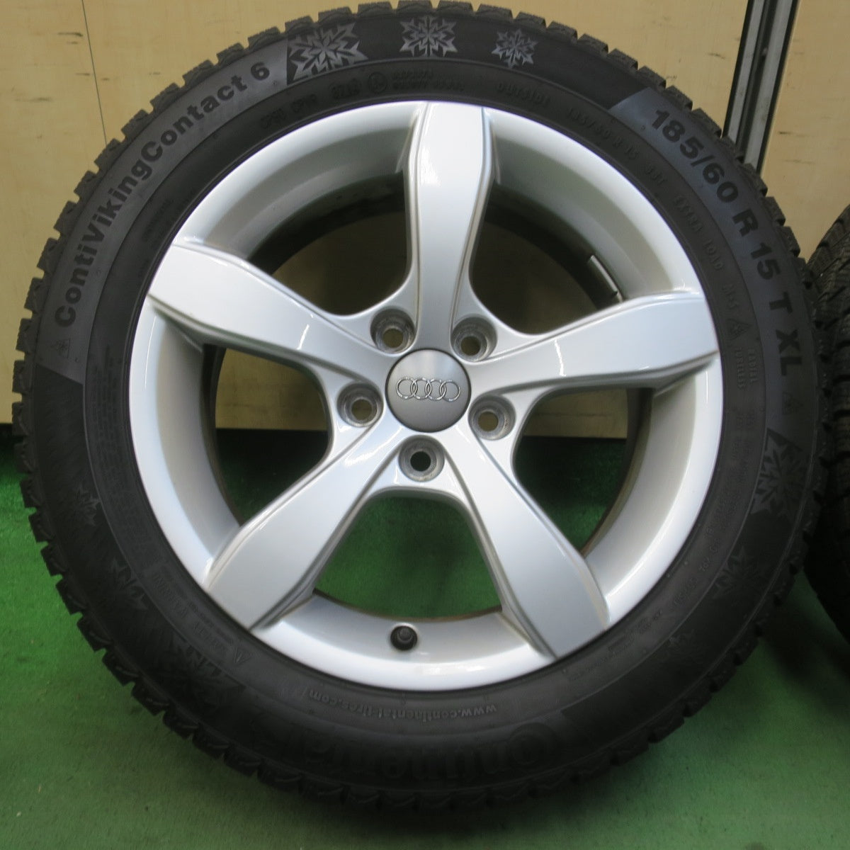 バリ溝！キレイ！9.5分★アウディ A1 純正 185/60R15 スタッドレス コンチネンタル コンチバイキング コンタクト6 15インチ PCD100/5H★6012808イス