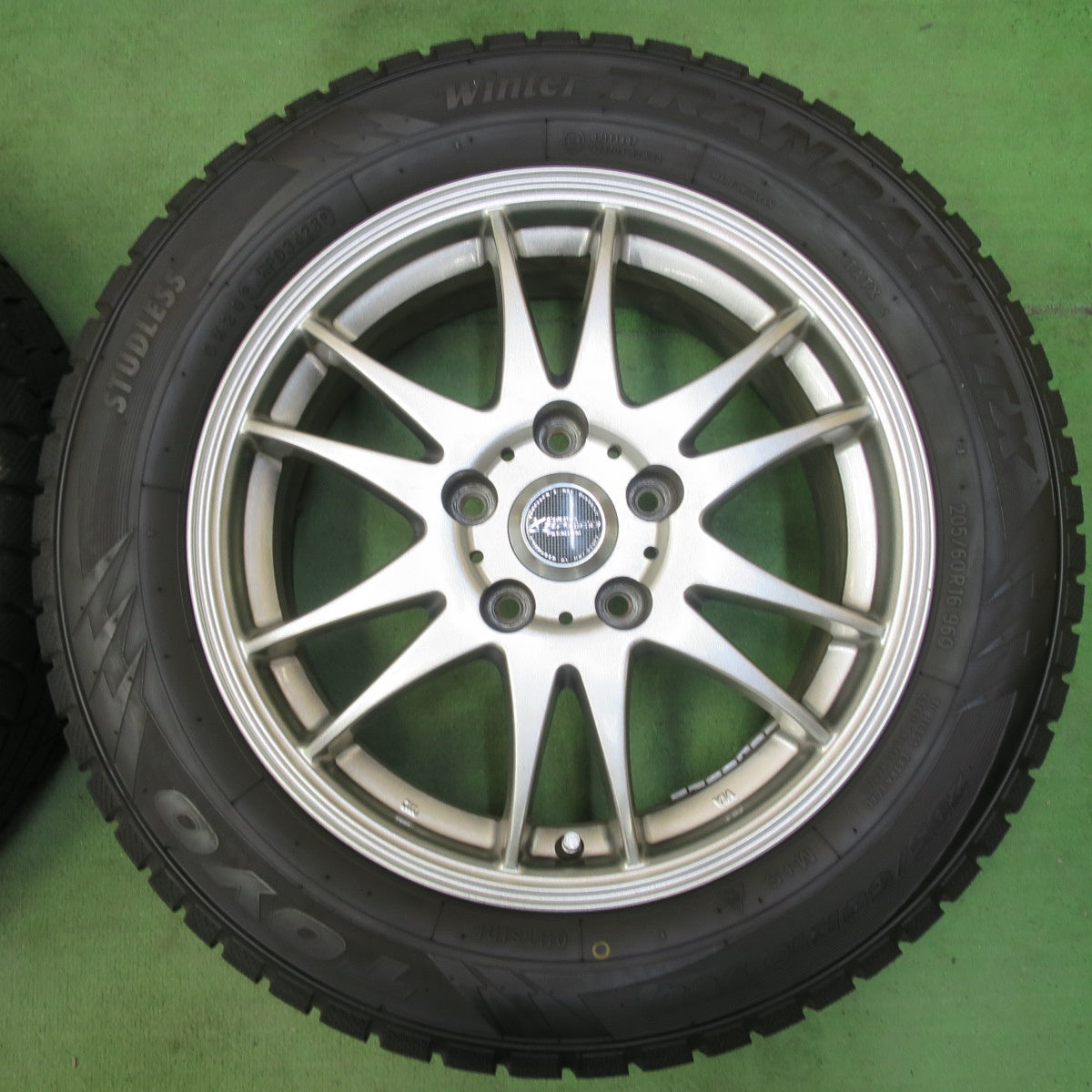バリ溝！23年！9.5分★スタッドレス 205/60R16 トーヨー ウインター トランパス TX X CROSS SPEED PREMIUM 16インチ PCD114.3/5H★5051312イス