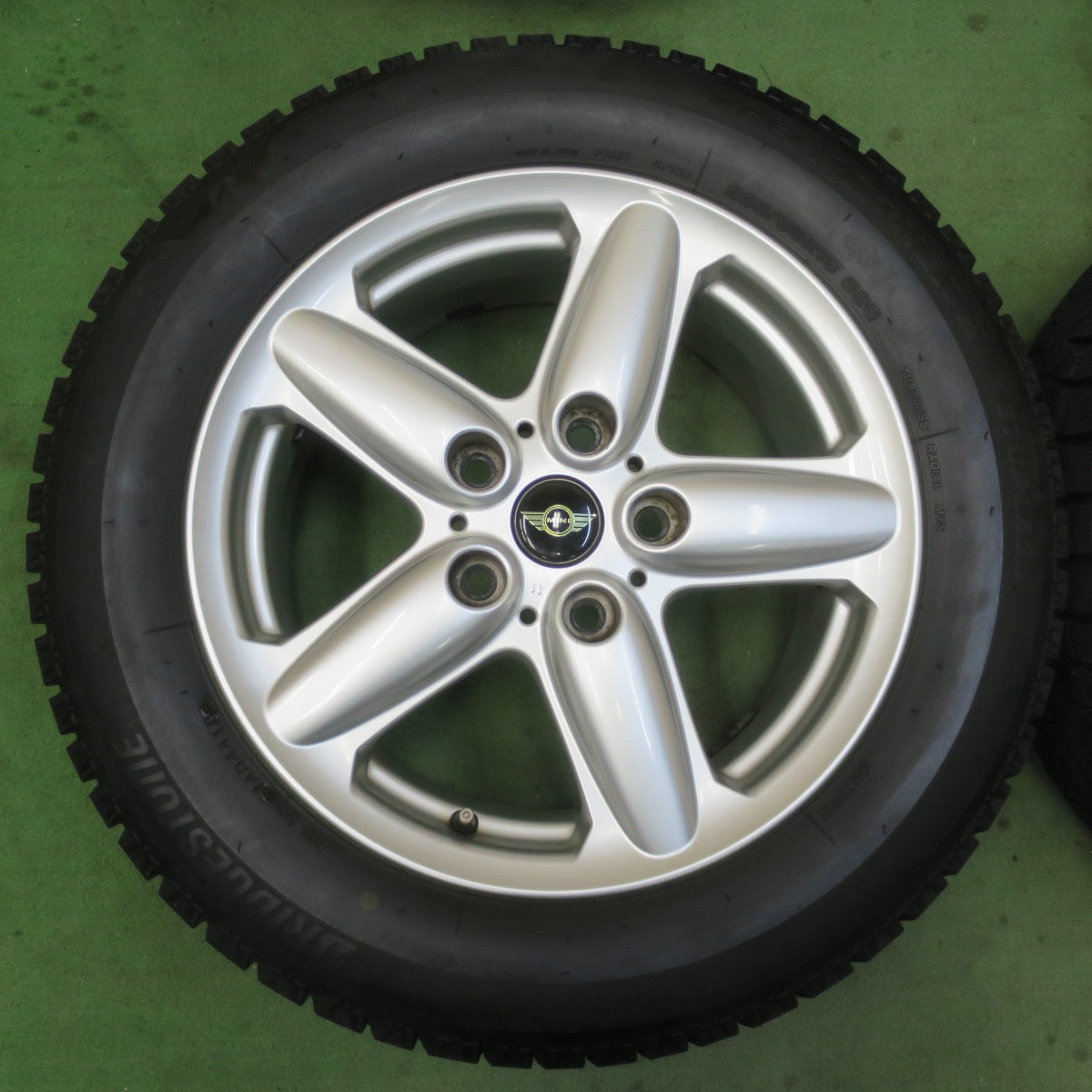 バリ溝！キレイ！9.5分★MINI ミニ クロスオーバー 純正 205/60R16 スタッドレス ブリヂストン アイスパートナー2 16インチ PCD120/5H★6021305イス