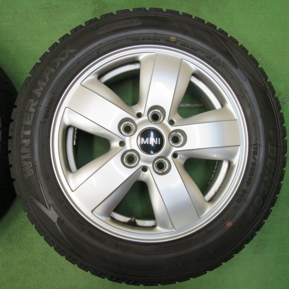 [送料無料] バリ溝！キレイ！9.5分★MINI ミニ クーパー F55 F56 F57 純正 175/65R15 スタッドレス ダンロップ ウインターマックス WM02 15インチ PCD112/5H★4123020イス