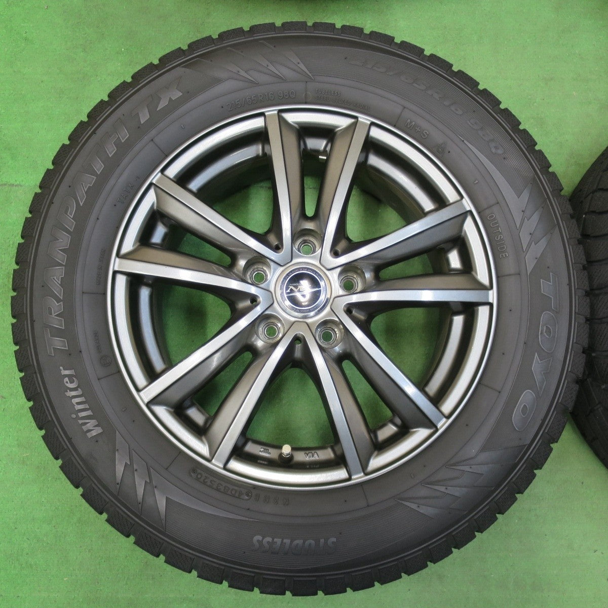 バリ溝！20年！8.5分★スタッドレス 215/65R16 トーヨー ウインター トランパス TX NIRVANA NV PCD114.3/5H★4112211イス