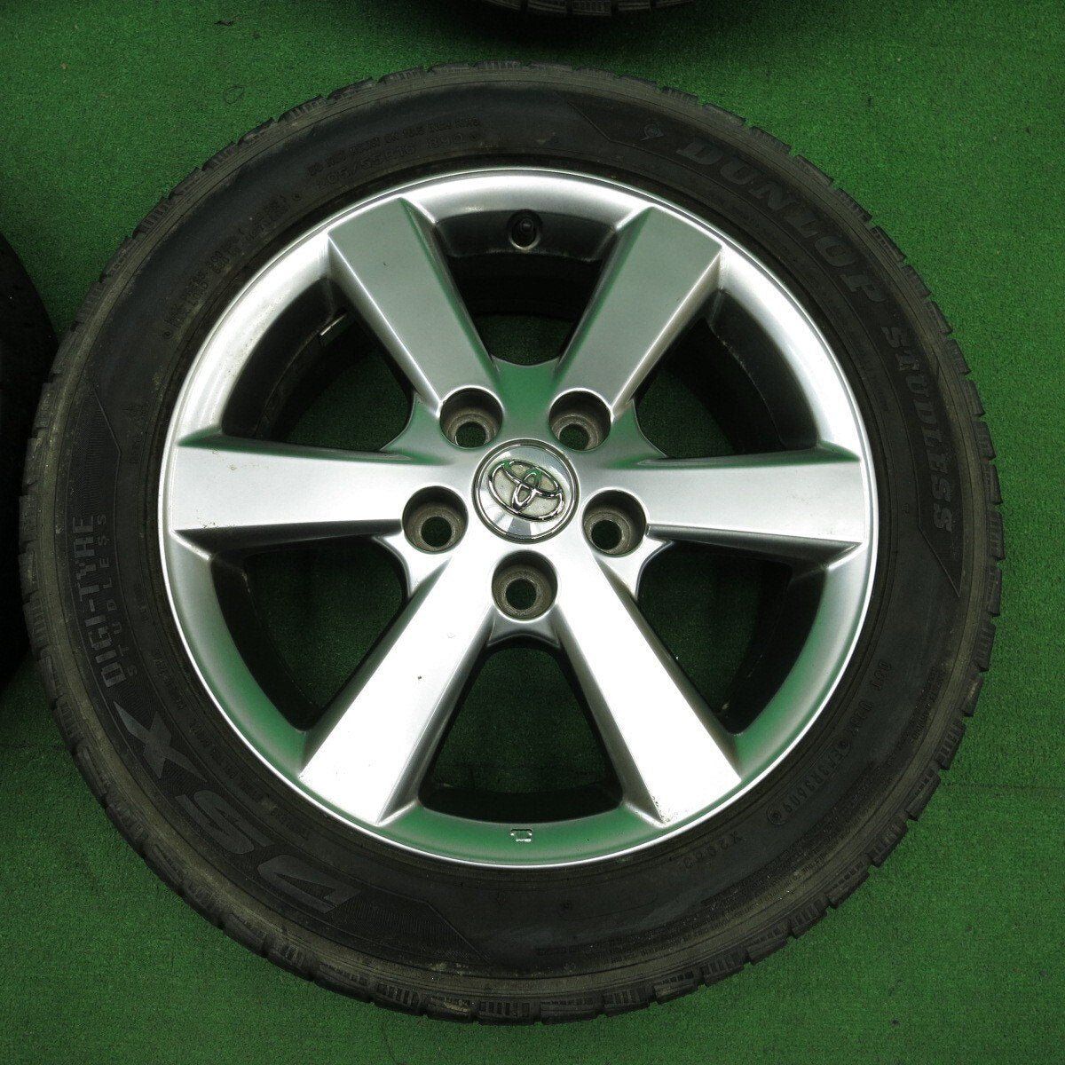 バリ溝！8.5分★トヨタ アイシス 純正 205/55R16 スタッドレス ダンロップ DSX 16インチ PCD114.3/5H★4042705ナス