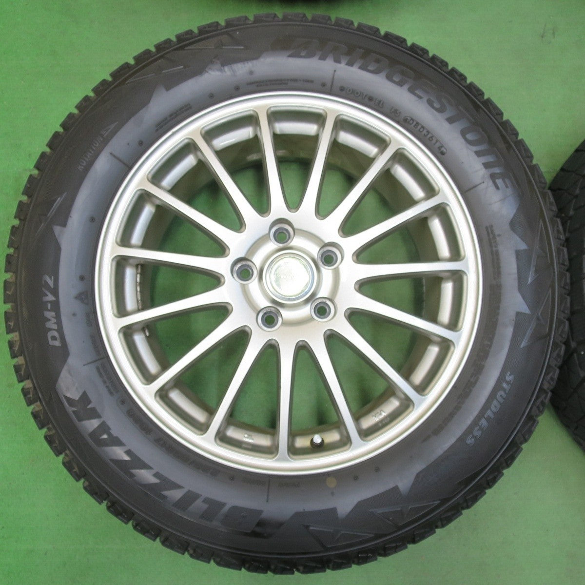 キレイ★スタッドレス 225/65R17 ブリヂストン ブリザック DM-V2 ECO FORME エコフォルム 17インチ PCD114.3/5H★5031703イス