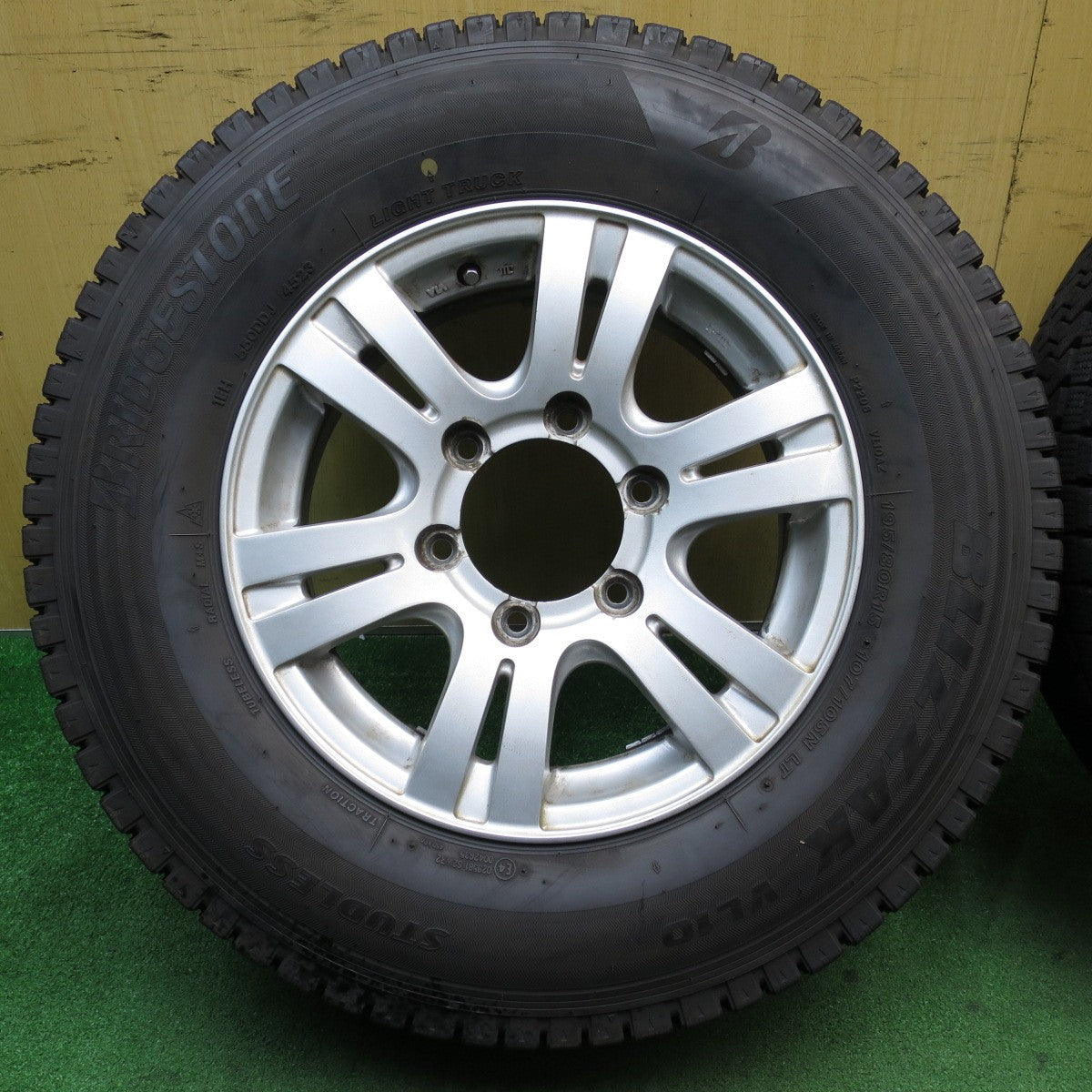 バリ溝！23年！9.5分★ハイエース 等 195/80R15 107/105N スタッドレス ブリヂストン ブリザック VL10 社外 アルミ 15インチ PCD139.7/6H★5053008NJス