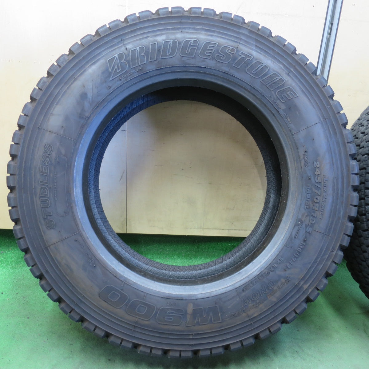 バリ溝！25年！9分★トラック タイヤ 245/70R19.5 136/134J スタッドレス ブリヂストン W900 19.5インチ★6050513イスタ