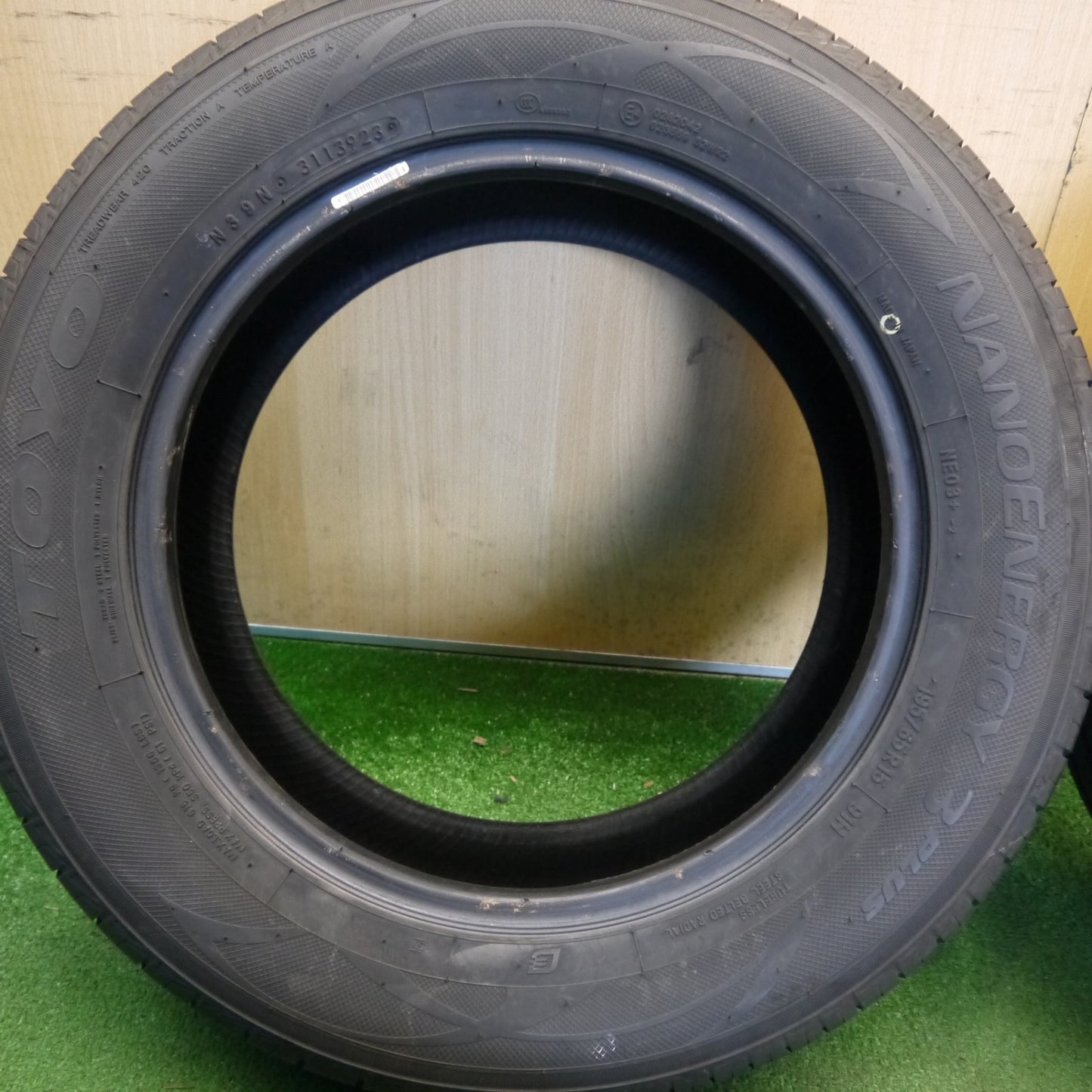 バリ溝！23年！9.5分★195/65R15 トーヨー ナノエナジー3 プラス タイヤ 15インチ プリウス ノア ヴォクシー 等★6042808Hノタ