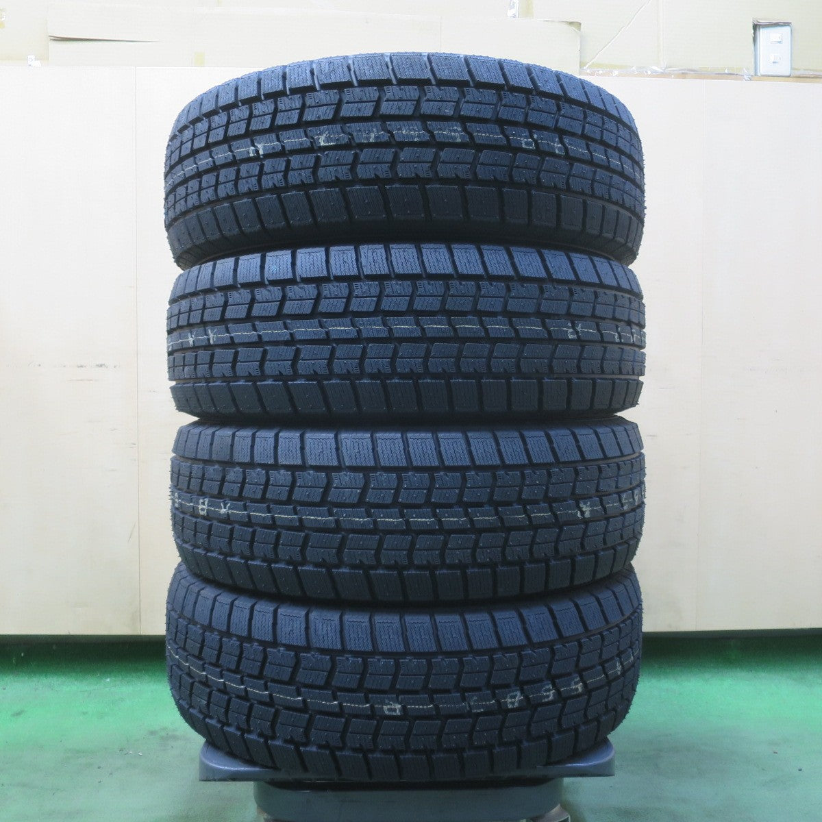未使用！25年★スタッドレス 195/65R15 グッドイヤー アイスナビ7 タイヤ 15インチ ノア ヴォクシー ステップワゴン プリウス エスクァイア 等★6031909イスタ
