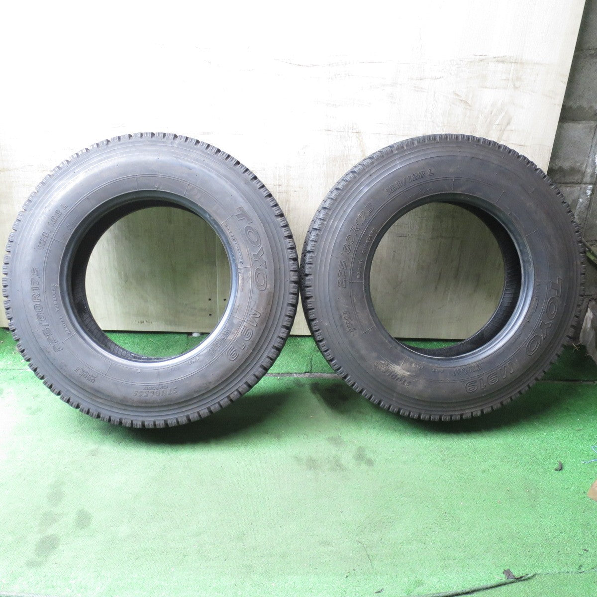 *送料無料* バリ溝！9.5分★トラック タイヤ 225/80R17.5 123/122L スタッドレス トーヨー M919 17.5インチ★4052802クスタ