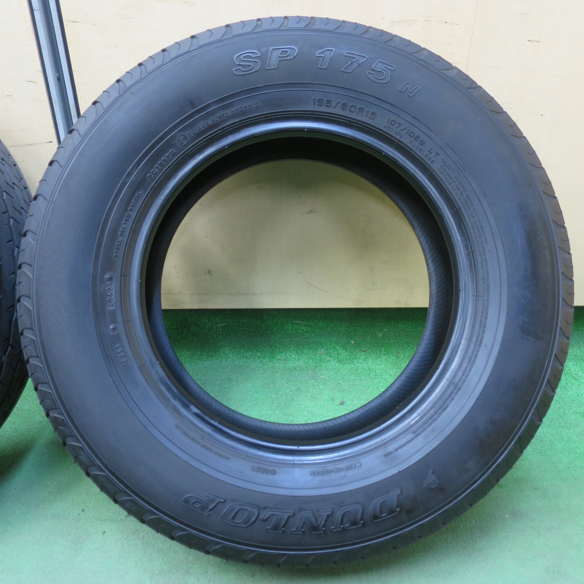 バリ溝！25年！9.5分★195/80R15 107/105S ダンロップ SP175N タイヤ 15インチ ハイエース キャラバン 等★5112212イノタ