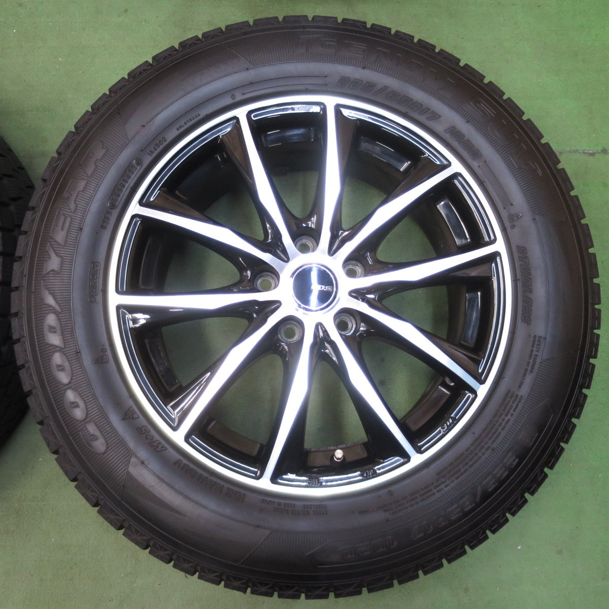 バリ溝！22年！キレイ！9.5分以上★スタッドレス 225/65R17 グッドイヤー アイスナビ SUV D.O.S. DOS 17インチ PCD114.3/5H★5122402イス