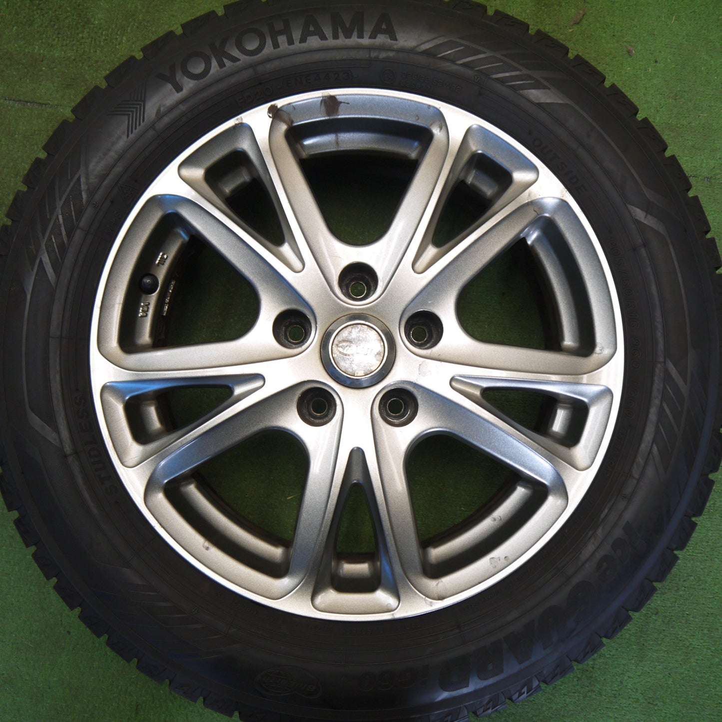 バリ溝！23年！キレイ！9.5分★スタッドレス 205/60R16 ヨコハマ アイスガード iG60 CALUM カルム 16インチ PCD114.3/5H★6042104Hス