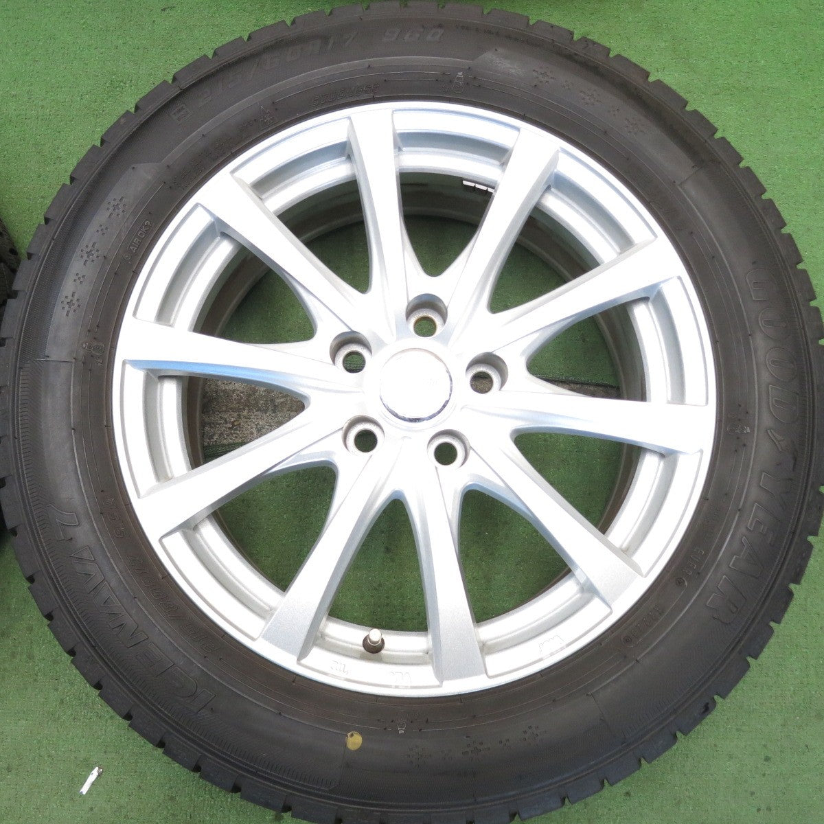 バリ溝！23年！9.5分◎スタッドレス 215/60R17 グッドイヤー アイスナビ7 ravrion RS01 ラブリオン 17インチ PCD114.3/5H◎6090607HAス