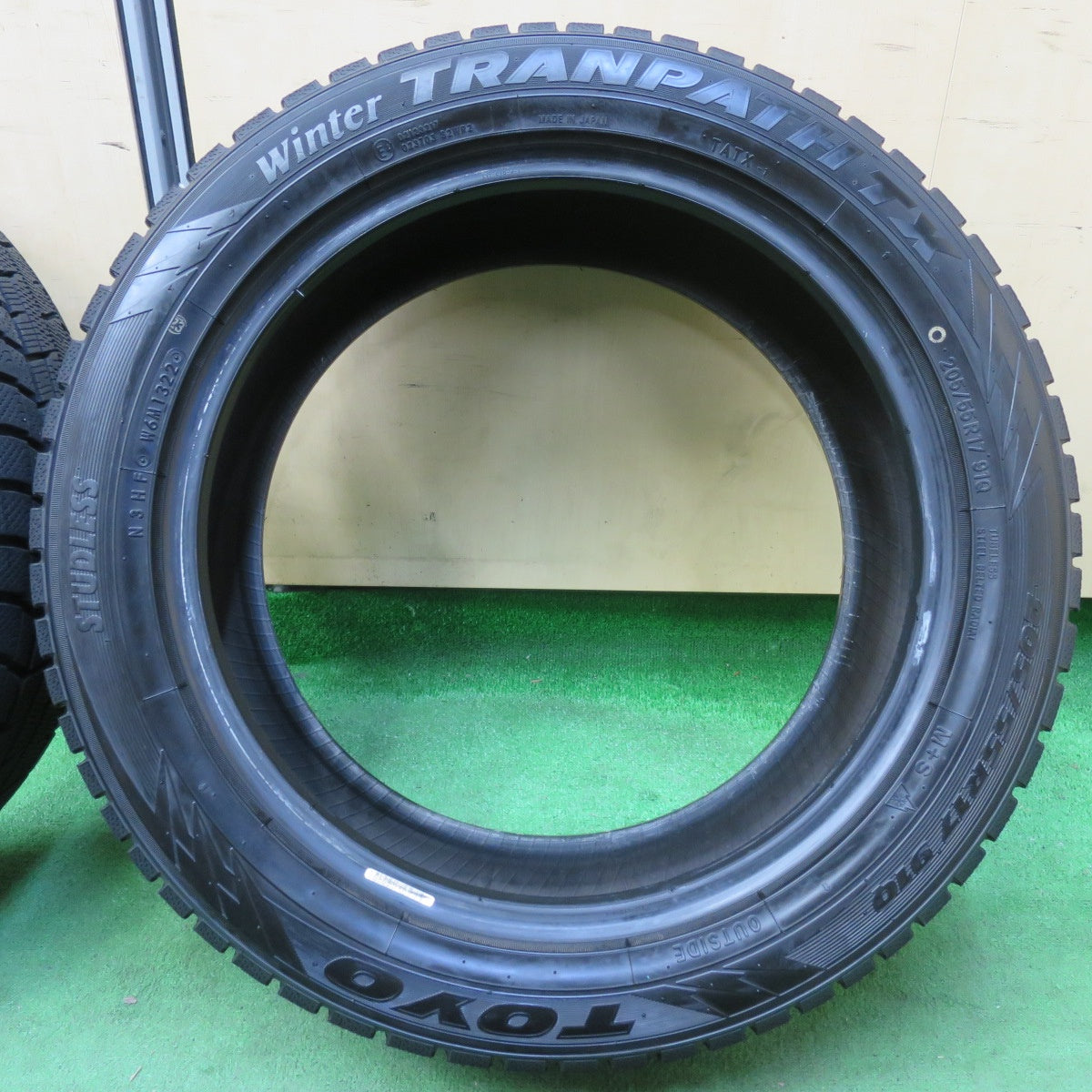 [送料無料] バリ溝！22年！ほぼ10分★スタッドレス 205/55R17 トーヨー ウインター トランパス TX タイヤ 17インチ ノア ヴォクシー 等★4111303イスタ