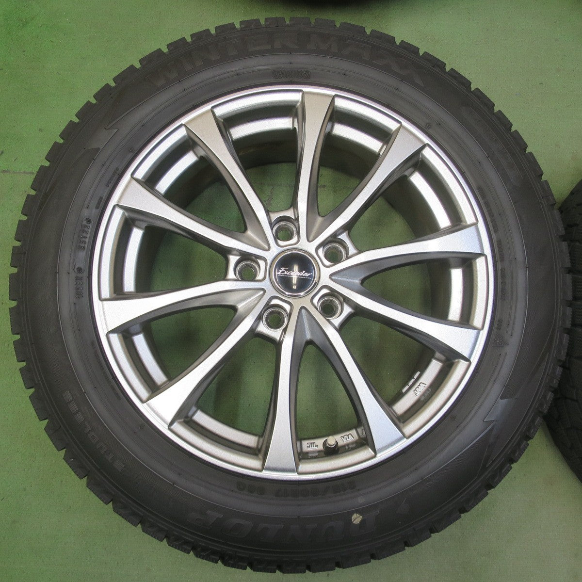 バリ溝！22年！キレイ！9.5分◎スタッドレス 215/60R17 ダンロップ ウインターマックス WM02 Exceeder エクシーダー 17インチ PCD114.3/5H◎6101201イス