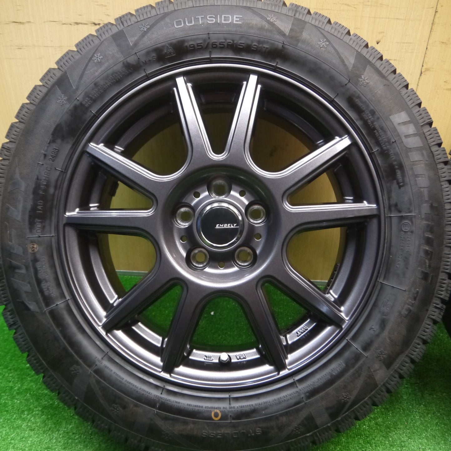 [送料無料] バリ溝！23年！キレイ！9.5分★プリウス等 195/65R15 スタッドレス ハイフライ Win-turi 216 EMBELY 15インチ PCD100/5H★4092006Hス