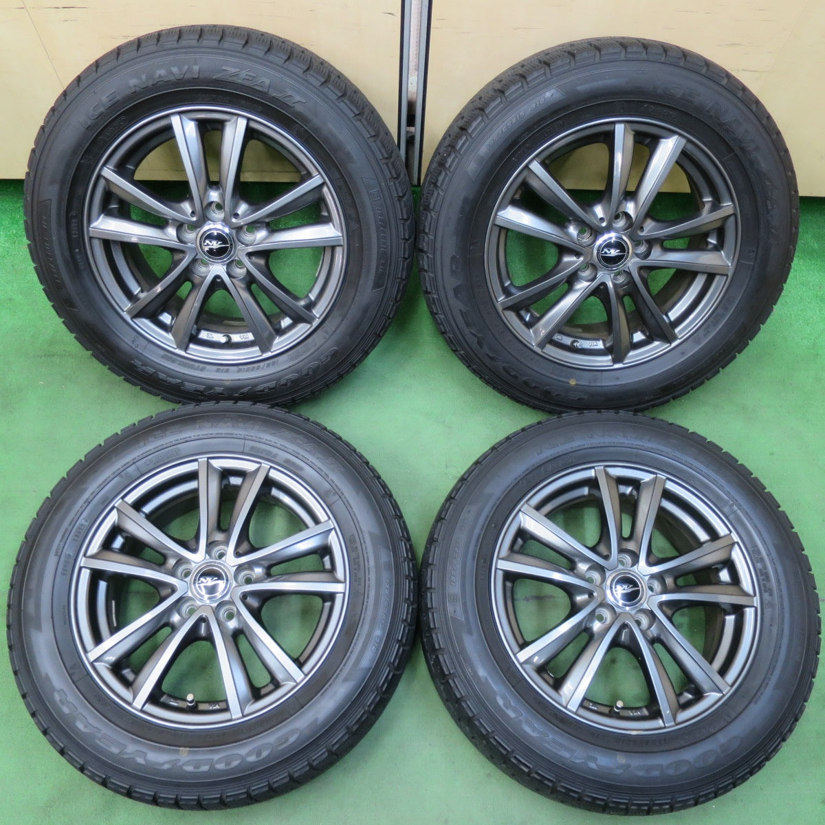 [送料無料] バリ溝！キレイ！8.5分★プリウス 等 195/65R15 スタッドレス グッドイヤー アイスナビ ZEA2 NIRVANA NV ニルヴァーナ ニルバーナ 15インチ PCD100/5H★5031707イス