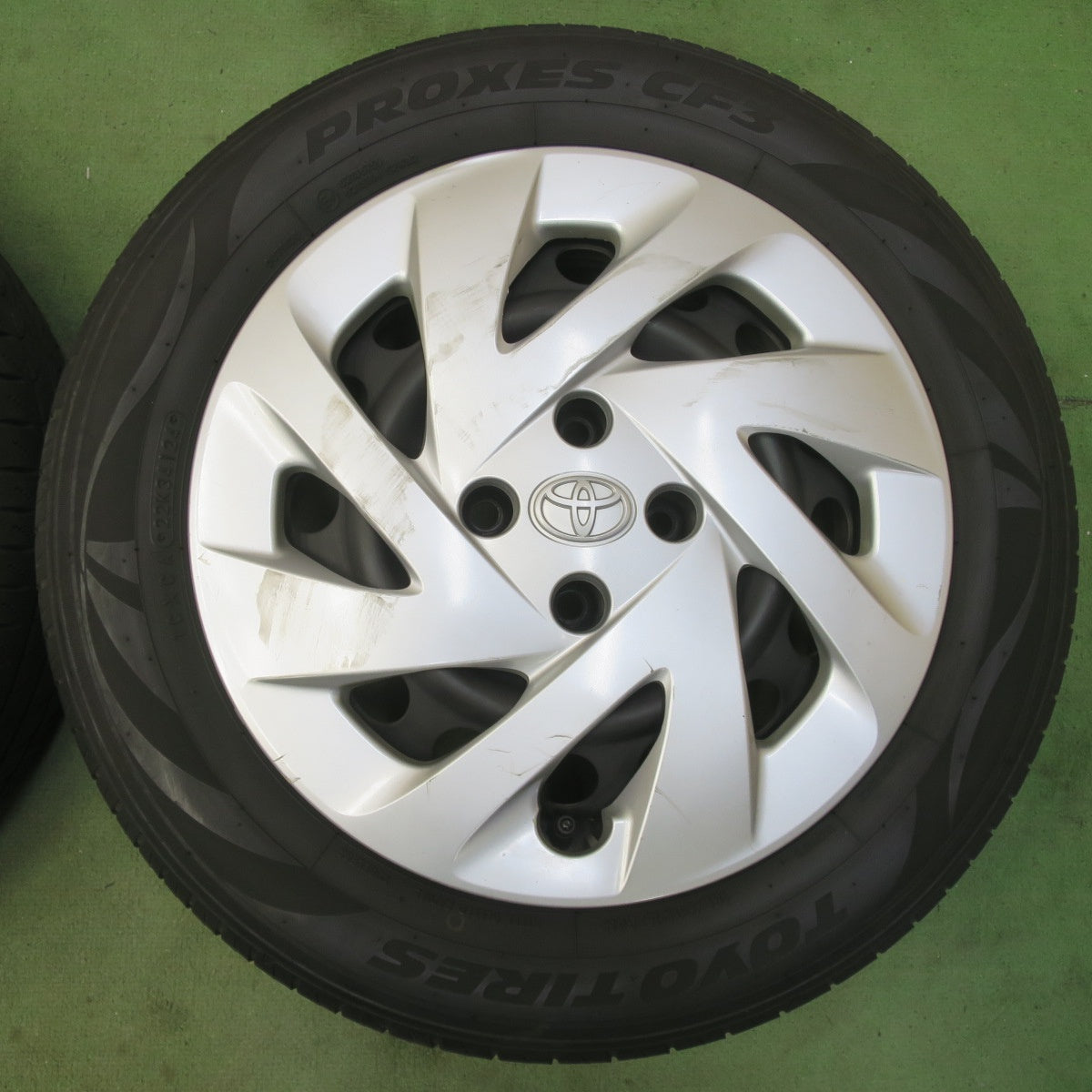バリ溝！24年！9.5分★トヨタ アクア 純正 スチール 185/60R15 トーヨー プロクセス CF3 15インチ PCD100/4H★6052905イノ