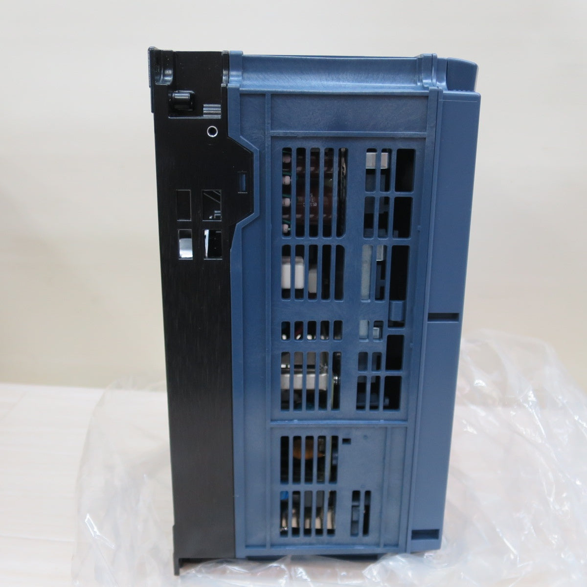 [送料無料] 未使用☆富士電機 高性能 多機能形 インバーター FRN1.5G1S-2J☆