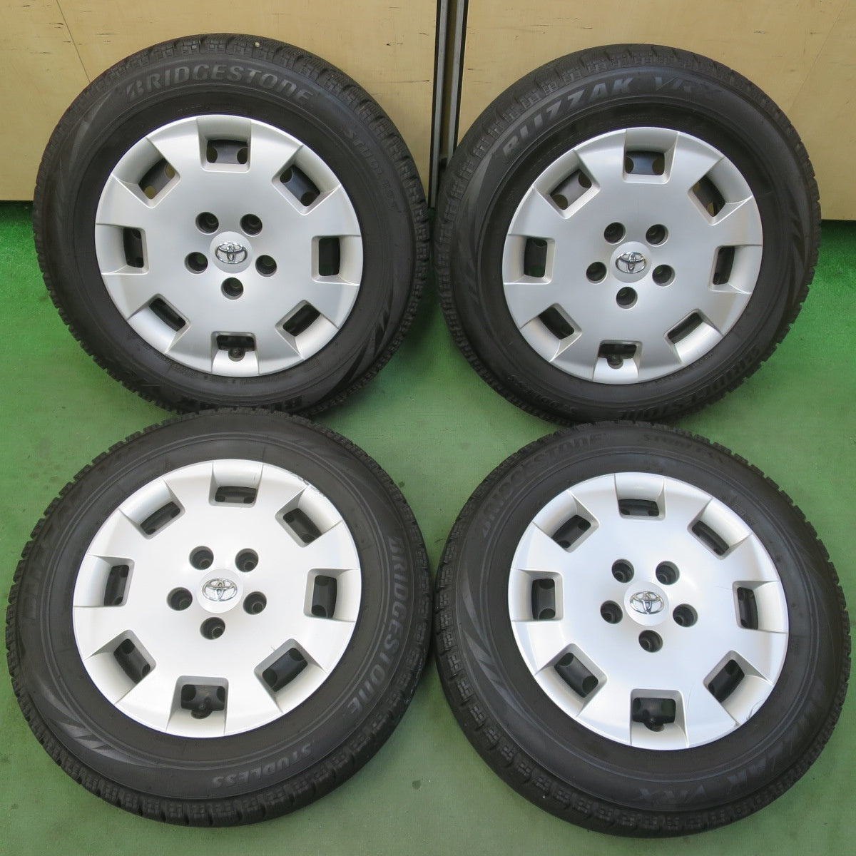 4本価格★トヨタ アイシス 純正 スチール 195/65R15 スタッドレス ブリヂストン ブリザック VRX 15インチ PCD114.3/5H★6042706イス