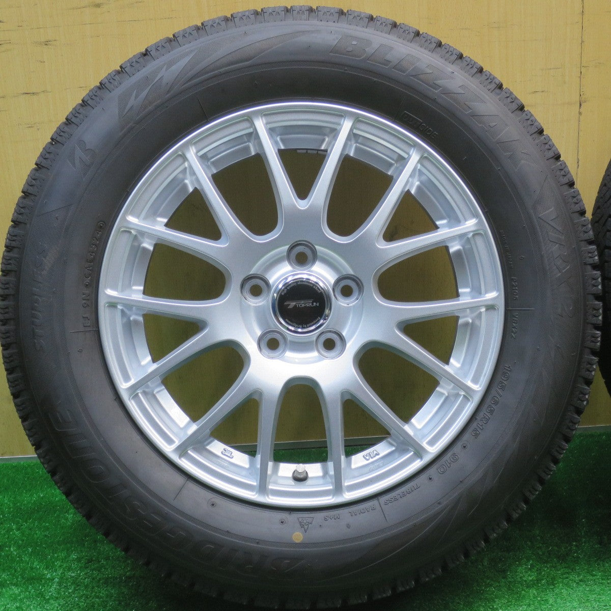ほぼ未使用！24年！キレイ★プリウス 等 195/65R15 スタッドレス ブリヂストン ブリザック VRX2 TOPRUN トップラン 15インチ PCD100/5H★5102204NJス