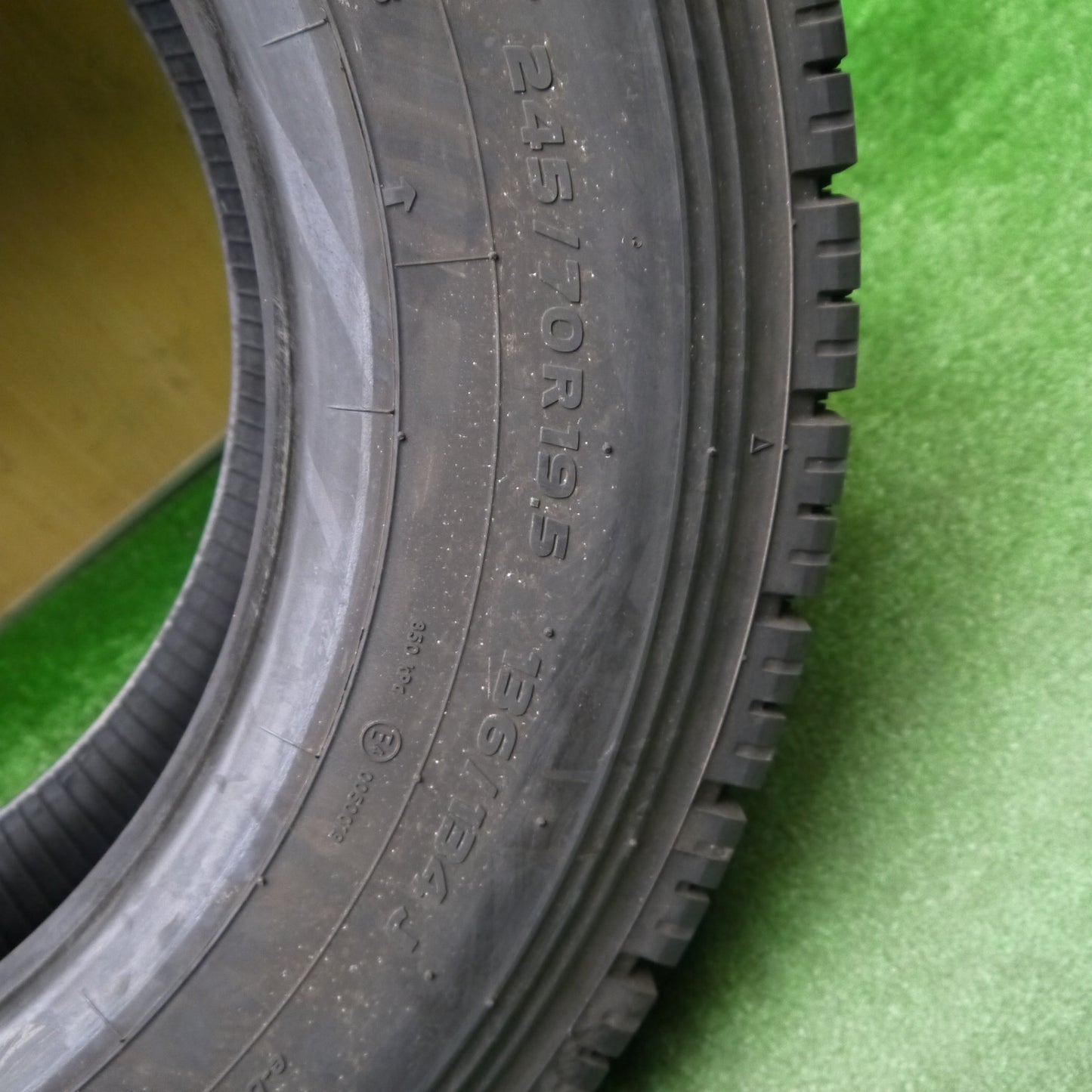バリ溝！24年！9.5分！2本★トラック タイヤ 245/70R19.5 136/134J スタッドレス トーヨー M939 19.5インチ★5121217Hスタ