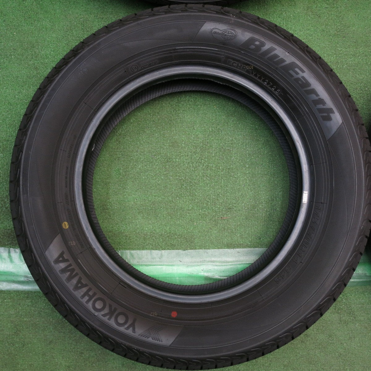 バリ溝！25年！ほぼ10分◎175/70R14 ヨコハマ ブルーアース AE01F タイヤ 14インチ ヤリス アクア ヴィッツ シエンタ 等◎6092110KKノタ