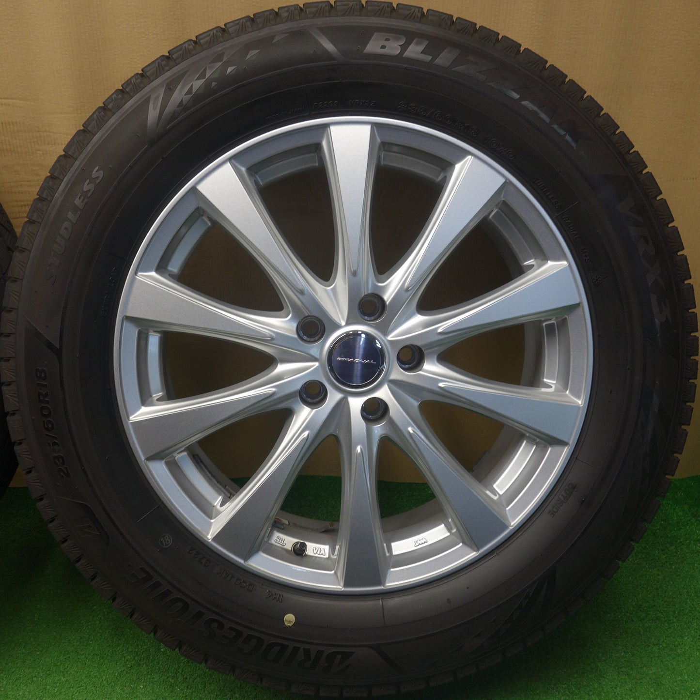 バリ溝！22年！キレイ！9.5分★スタッドレス 235/60R18 ブリヂストン ブリザック VRX3 GRADUAL グラデュアル 18インチ PCD114.3/5H★6042902KTス