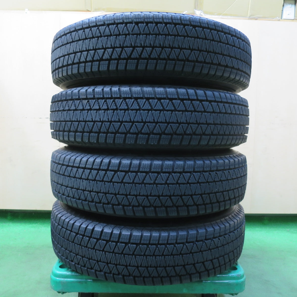 [送料無料] バリ溝！23年！キレイ！ほぼ10分★ジムニー 等 175/80R16 スタッドレス ブリヂストン ブリザック DM-V3 KAZERA H301 カゼラ 16インチ PCD139.7/5H★5032205イス