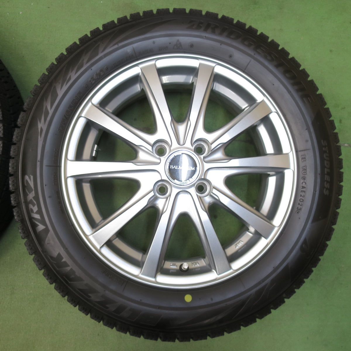 バリ溝！23年！キレイ！9.5分以上★スタッドレス 175/65R15 ブリヂストン ブリザック VRX2 BALMINUM バルミナ 15インチ PCD100/4H★5111810イス