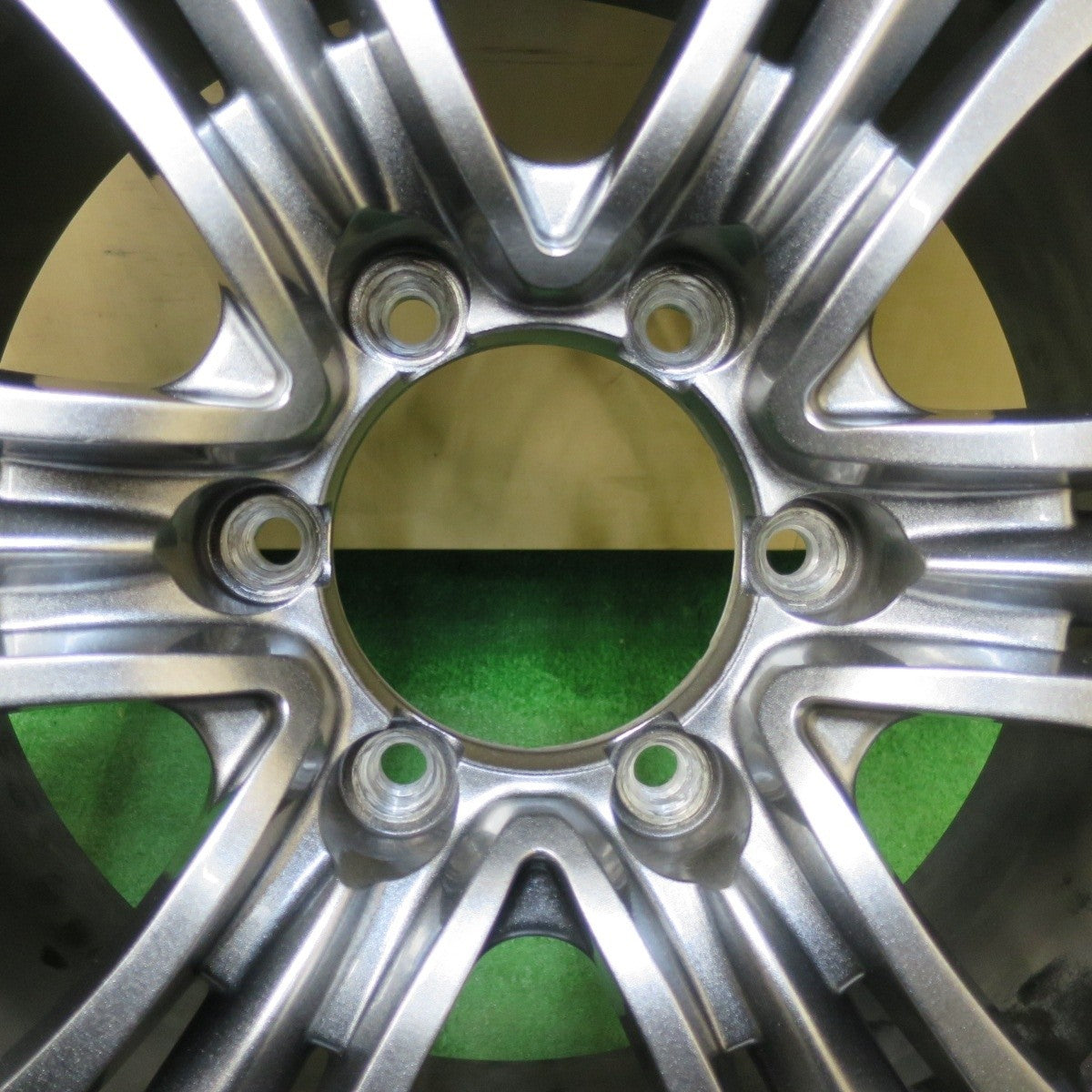 バリ溝！22年！キレイ！9.5分★プラド 等 265/65R17 スタッドレス ブリヂストン ブリザック DM-V3 BAZALT バザルト 17インチ PCD139.7/6H★5012802イス