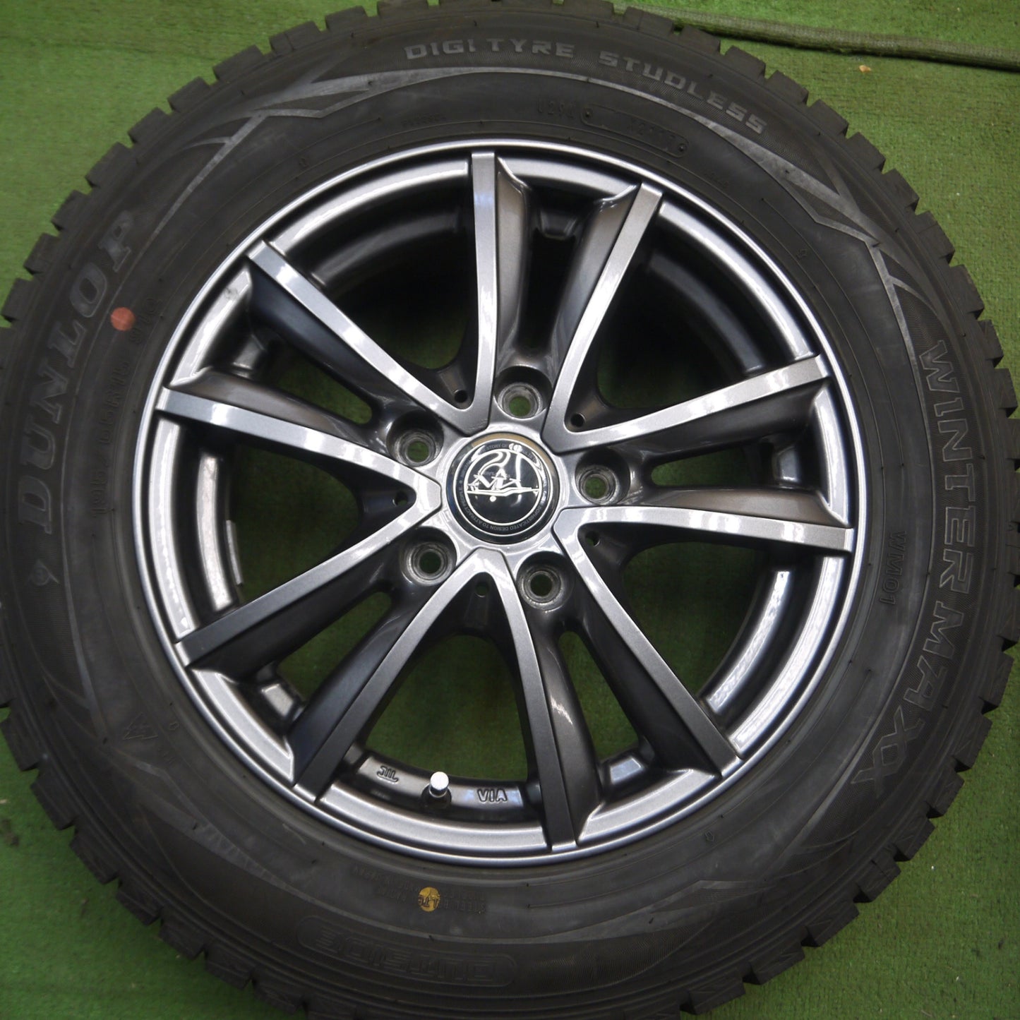 *送料無料* バリ溝！キレイ！9.5分以上★スタッドレス 195/65R15 ダンロップ ウインターマックス WM01 NIRVANA NV ニルヴァーナ ニルバーナ PCD114.3/5H★4061003Hス