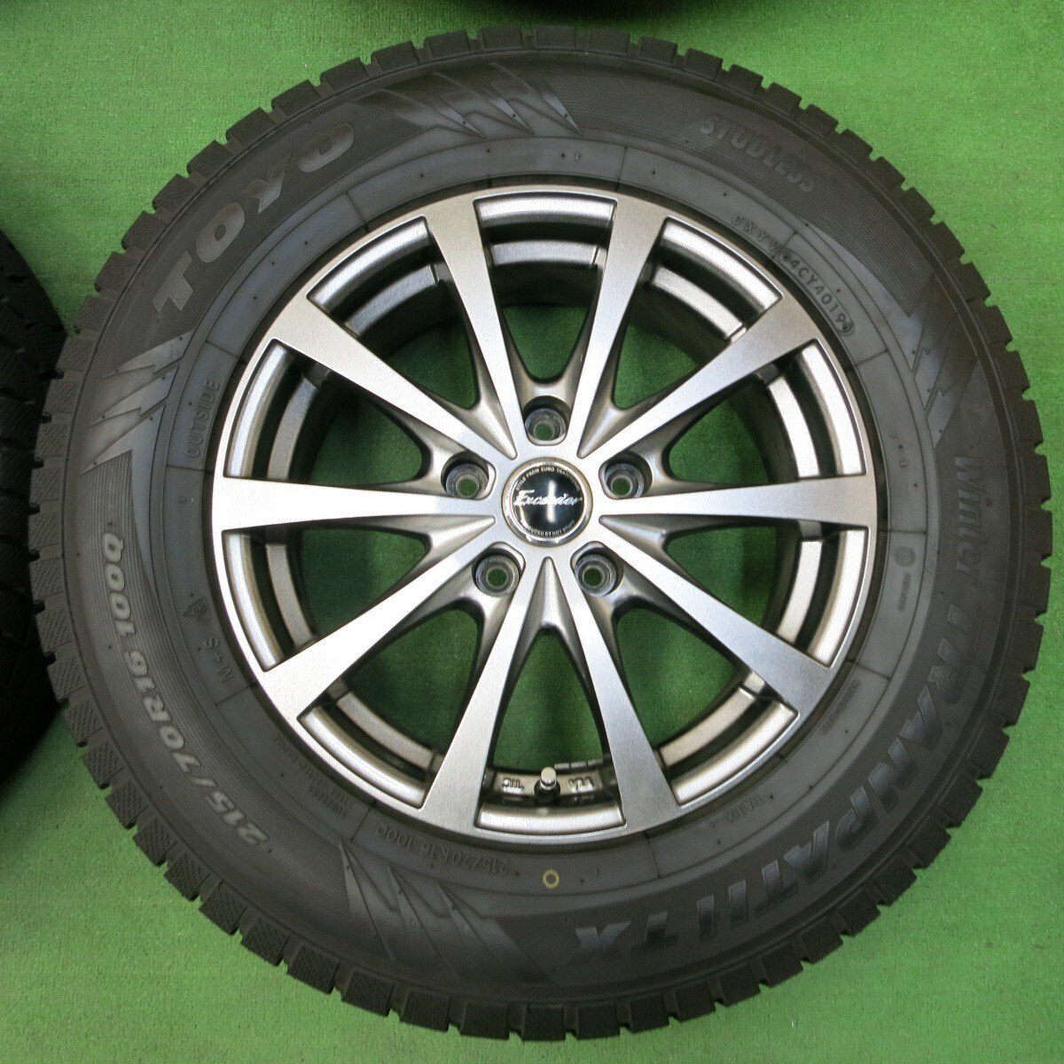 バリ溝！綺麗！9.5分★スタッドレス 215/70R16 トーヨー ウインタートランパス TX Exceeder PCD114.3/5H★4051706イス