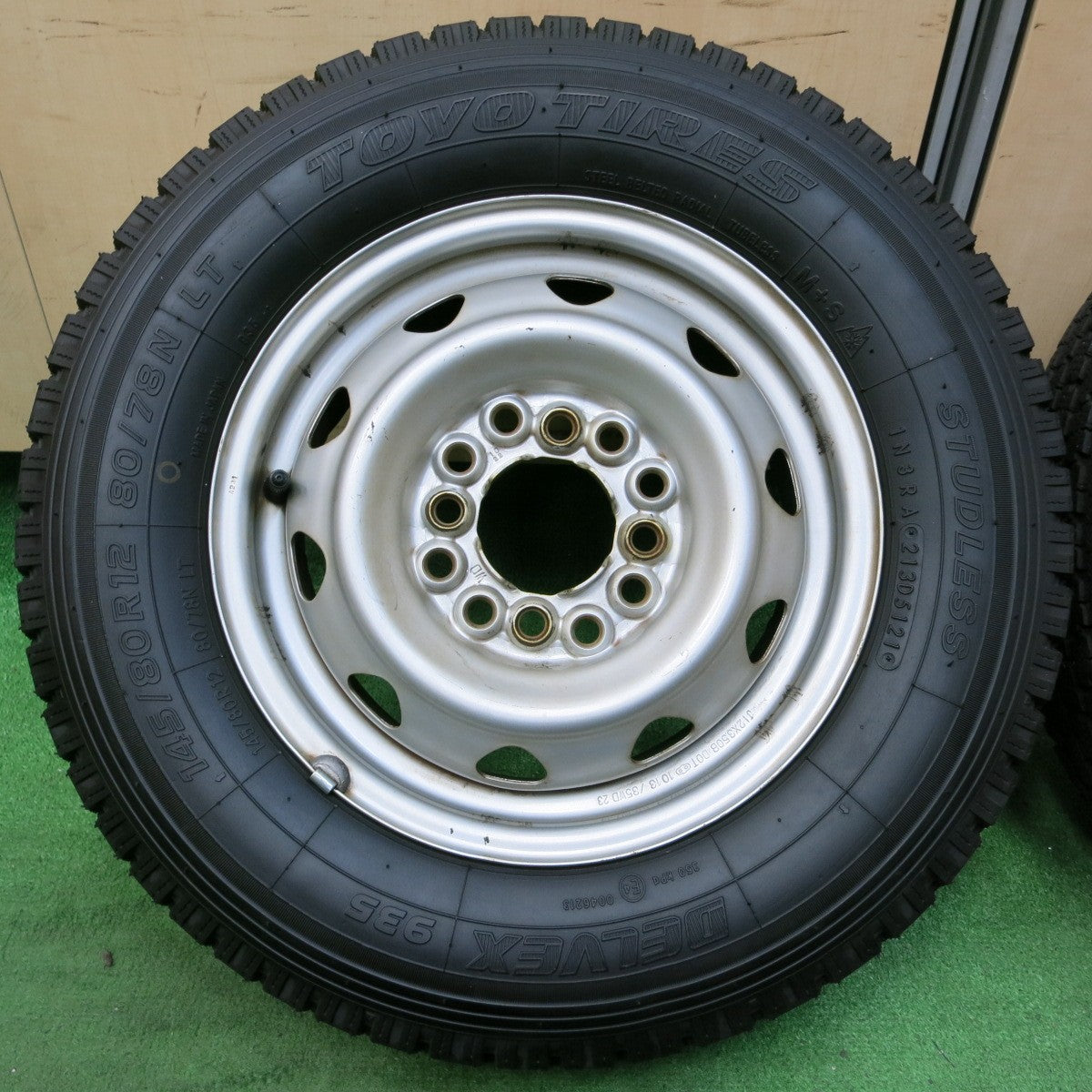 *送料無料* バリ溝！21年！ほぼ10分★スタッドレス 145/80R12 80/78N トーヨー デルベックス 935 スチール ホイール PCD100 110 114.3/4H マルチ★4052106イス