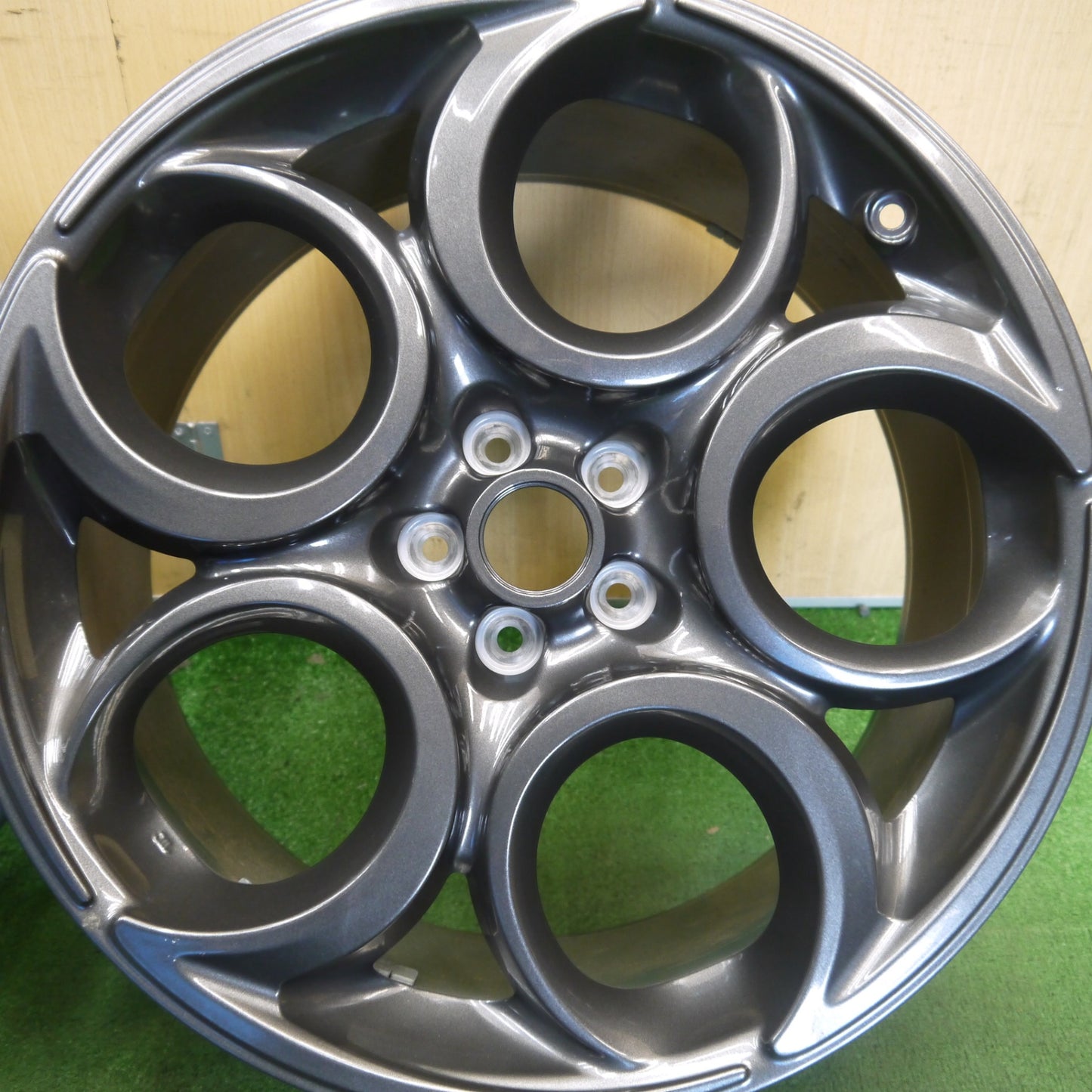 キレイ！2本★アルファロメオ 4C 純正 ホイール 19インチ 19×8.5J PCD98/5H★6072704Hホ