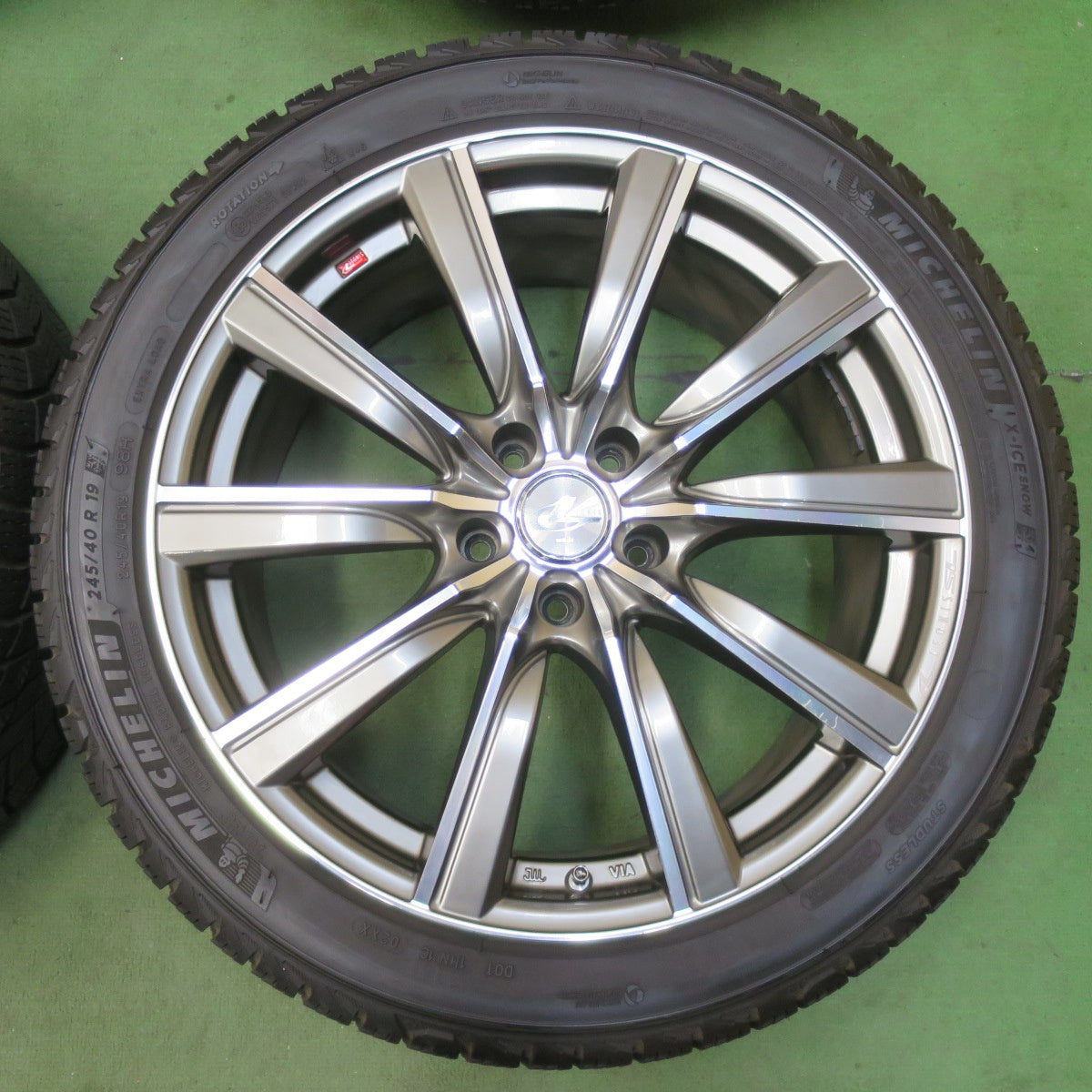 バリ溝！21年！9.5分★LEONIS SL 245/40R19 スタッドレス ミシュラン X-ICE SNOW レオニス 19インチ PCD114.3/5H★5120903イス