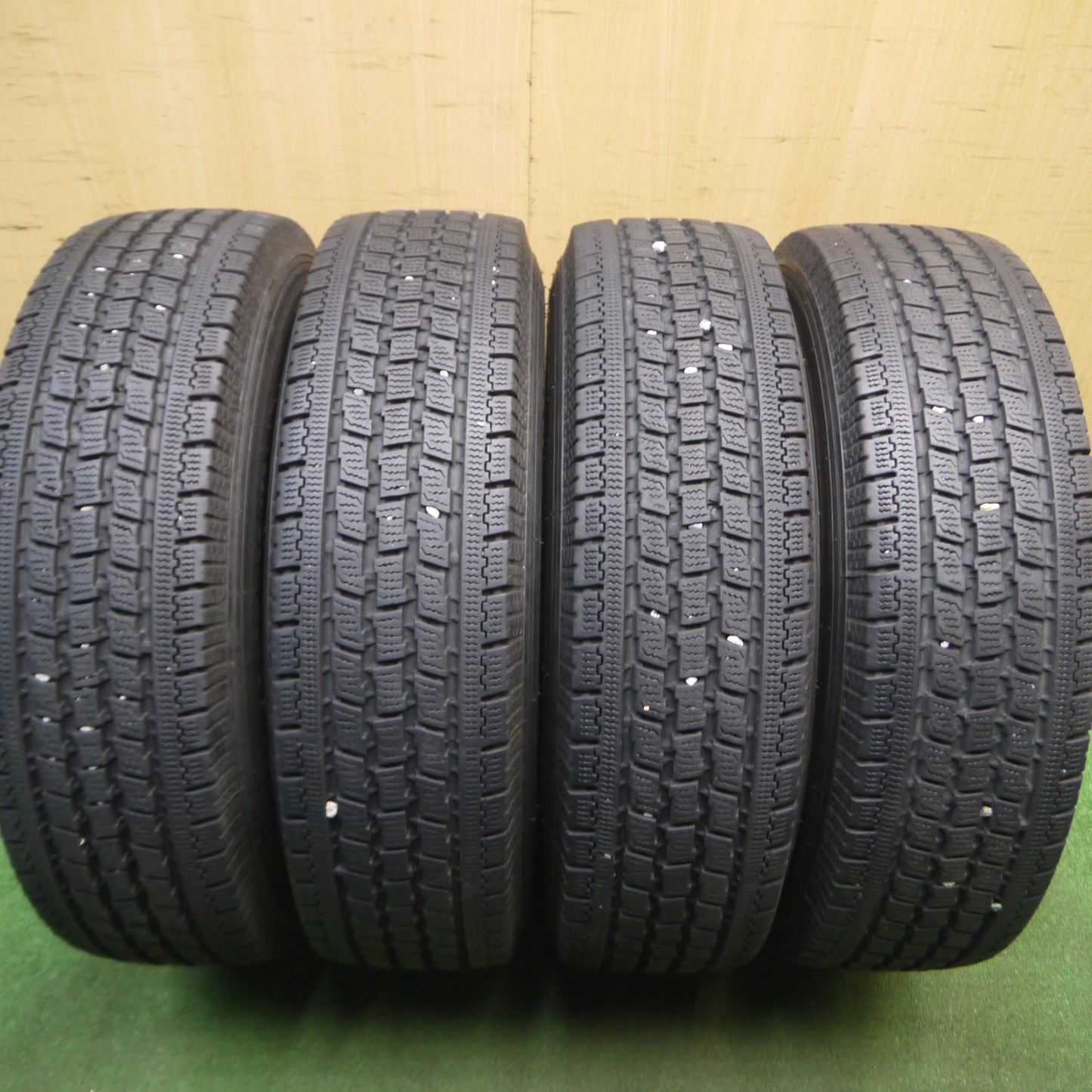 [送料無料] バリ溝！キレイ！8.5分★日産 キャラバン 純正 スタッドレス 195/80R15 107/105L トーヨー デルベックス 934 DELVEX 15インチ PCD139.7/6H★5012910Hス