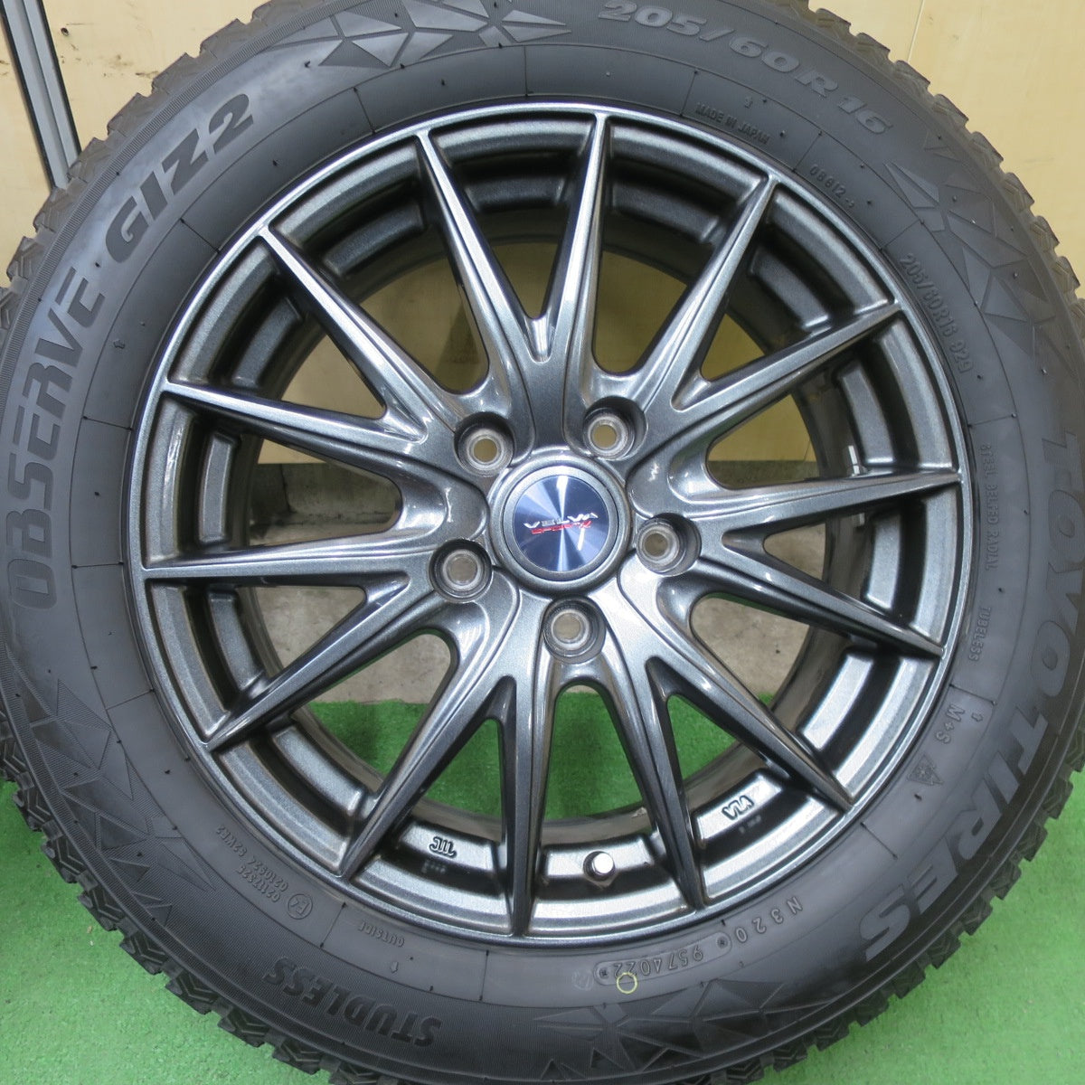 バリ溝！22年！キレイ！9.5分★スタッドレス 205/60R16 トーヨー オブザーブ GIZ2 VELVA SPORTZ ヴェルヴァ 16インチ PCD114.3/5H★5051301TTス