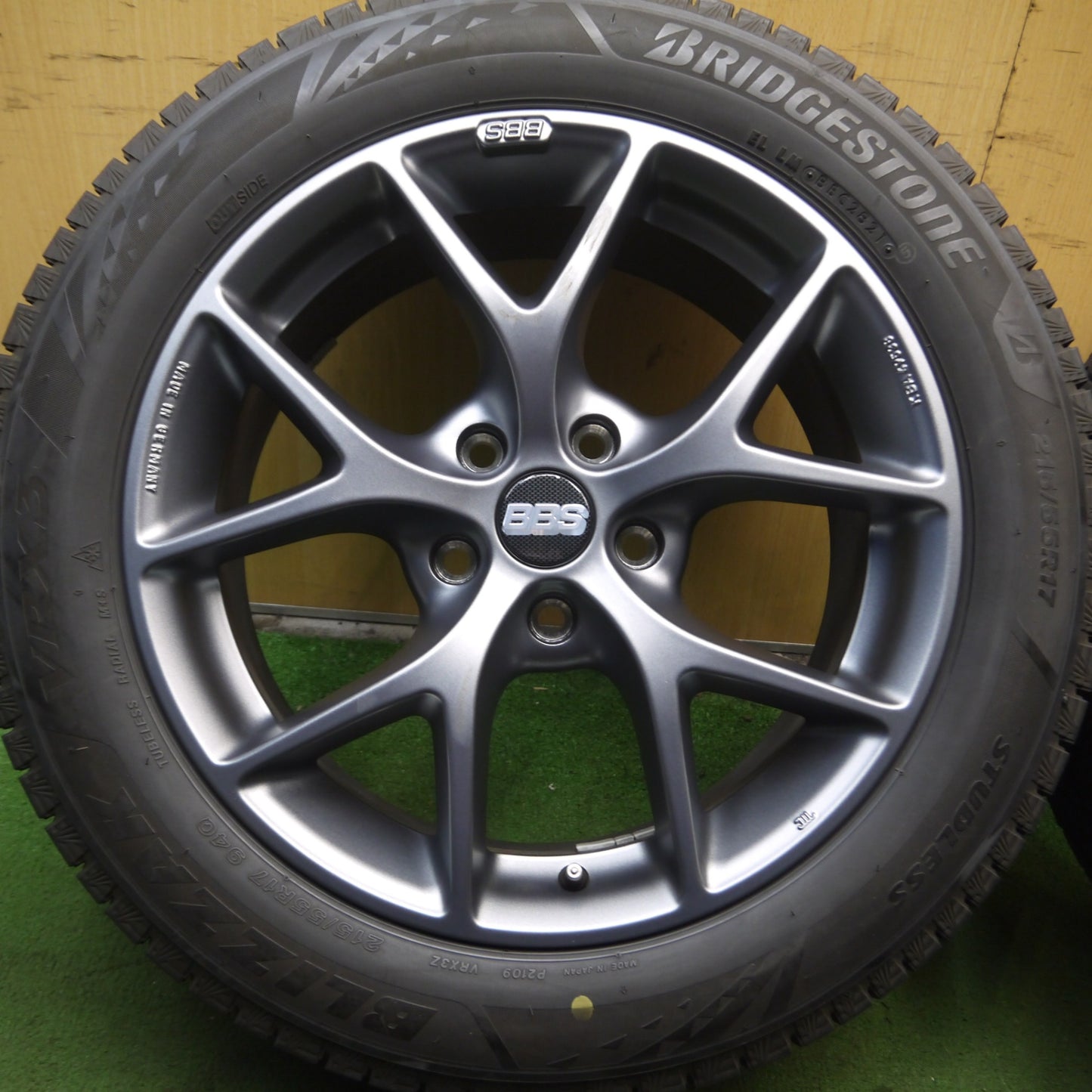 *送料無料* バリ溝！21年！キレイ！9.5分★ベンツ 等 BBS SR005 215/55R17 スタッドレス ブリヂストン ブリザック VRX3 17インチ PCD112/5H★4060709Hス