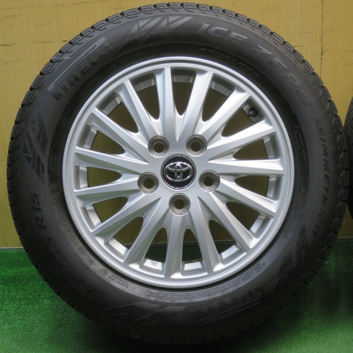バリ溝！22年！キレイ！9分★トヨタ 80系 ノア ヴォクシー 純正 195/65R15 スタッドレス ピレリ アイスゼロ アシンメトリコ 15インチ PCD114.3/5H★6042908NJス