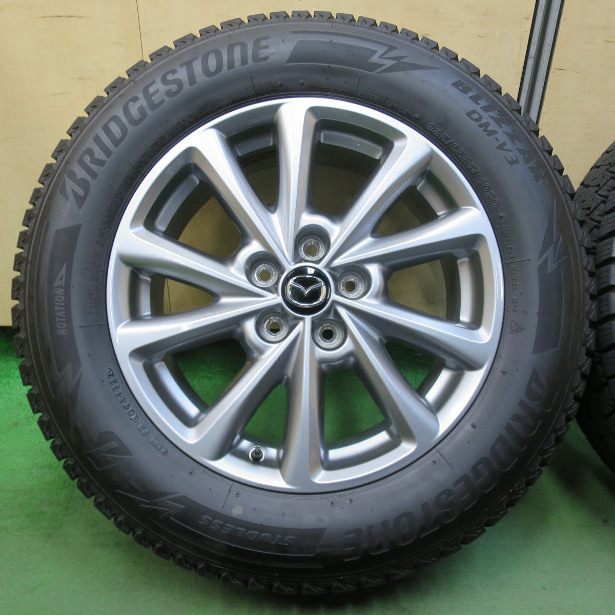 バリ溝！22年！キレイ！9.5分★マツダ CX-5 純正 225/65R17 スタッドレス ブリヂストン ブリザック DM-V3 17インチ CX5 PCD114.3/5H★5112202イス