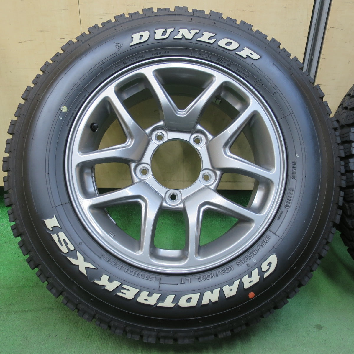 バリ溝！23年！キレイ！9.5分★スズキ JB64 ジムニー 純正 185/85R16 105/103L スタッドレス ダンロップ グラントレック XS1 ホワイトレター 16インチ PCD139.7/5H★5122907イス