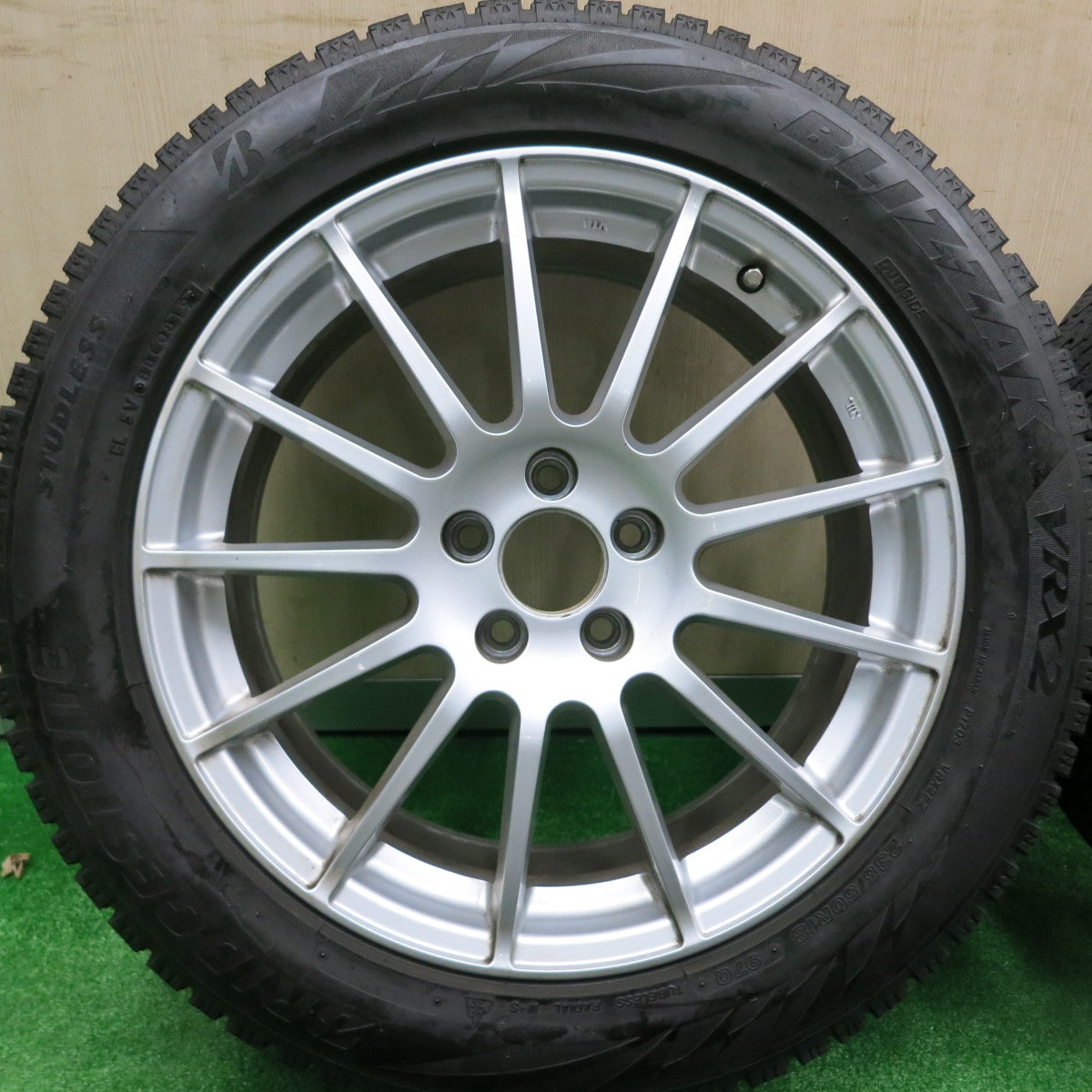 [送料無料] バリ溝！キレイ！8.5分★ボルボ 等 235/50R18 スタッドレス ブリヂストン ブリザック VRX2 IRVINE アーヴィン 18インチ PCD108/5H★4092001HAス