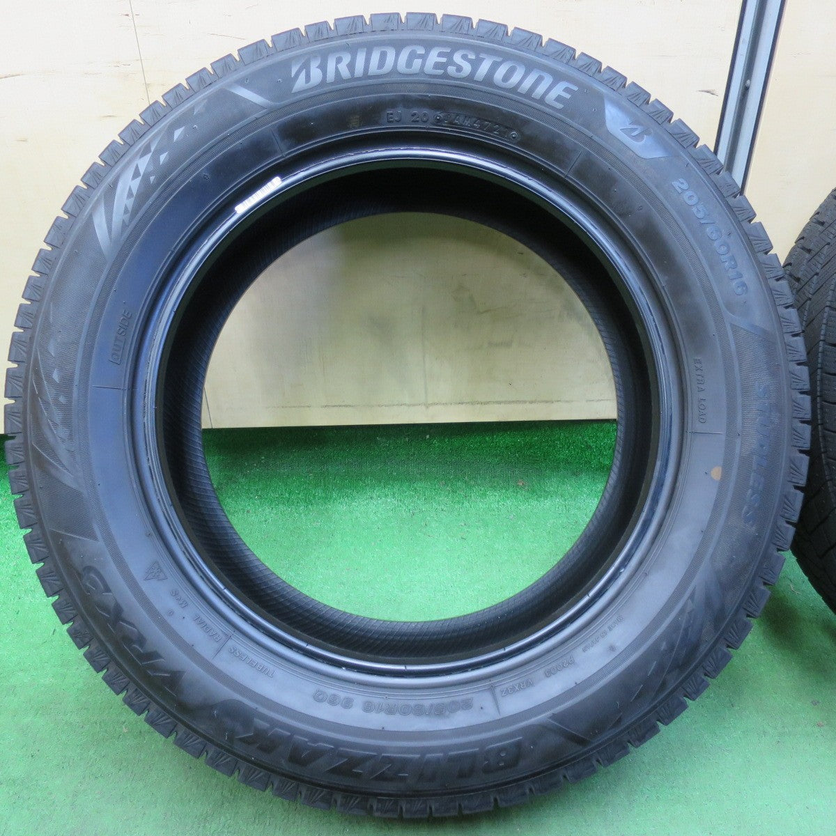 [送料無料] バリ溝！21年！ほぼ10分★スタッドレス 205/60R16 ブリヂストン ブリザック VRX3 タイヤ 16インチ ノア ヴォクシー 等★4112903イスタ
