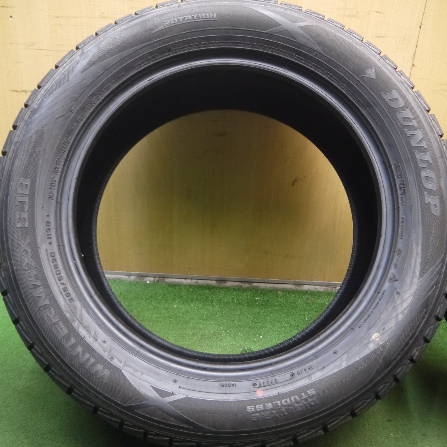 *送料無料* 超バリ溝！9.5分以上★スタッドレス 285/50R20 ダンロップ ウインターマックス SJ8 タイヤ 20インチ ランクル 200 レクサス LX 等★4061105Hスタ