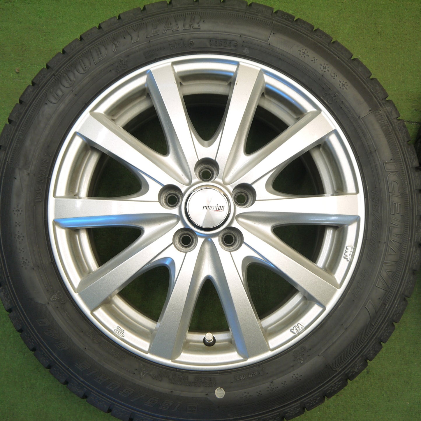 超バリ溝！23年！キレイ！9.5分以上★シエンタ 等 185/60R15 スタッドレス グッドイヤー アイスナビ7 ravrion RS01 ラブリオン 15インチ PCD100/5H★6032704Hス